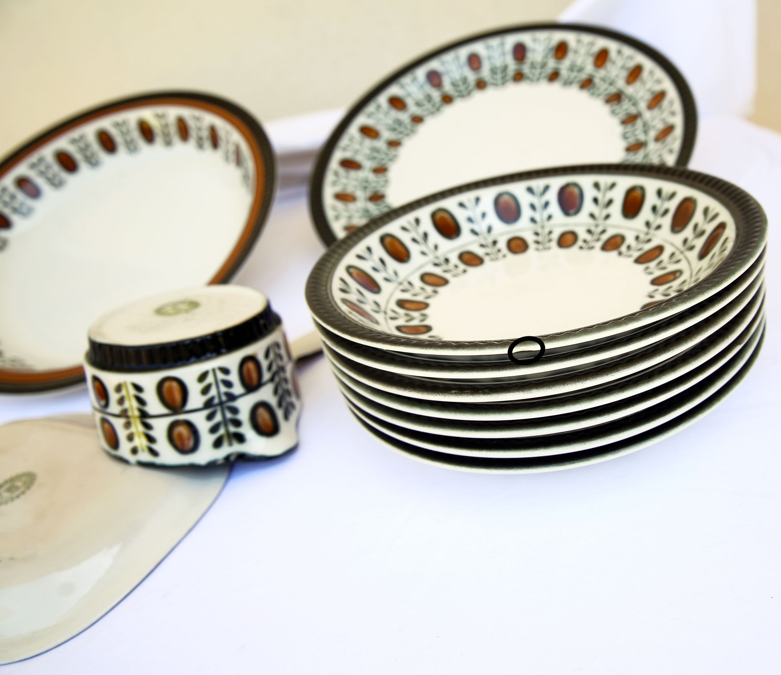 Lot of 2 dishes, 7 hollow plates, ramekin and sausage Boch Belgium, Nut collection
