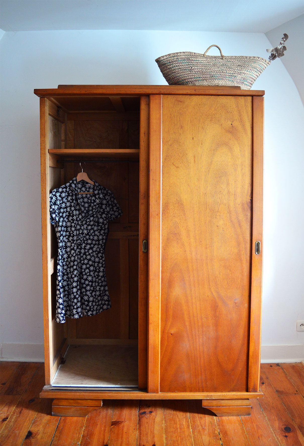 Wardrobe in blond wood