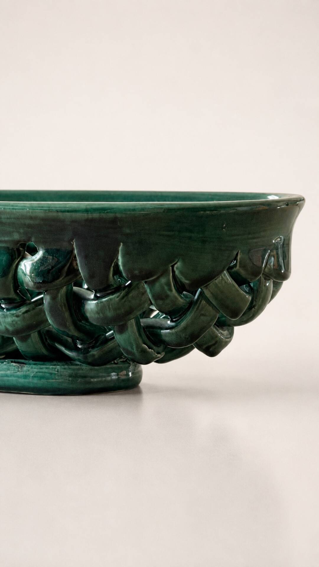 Green ceramic basket signed Idlas