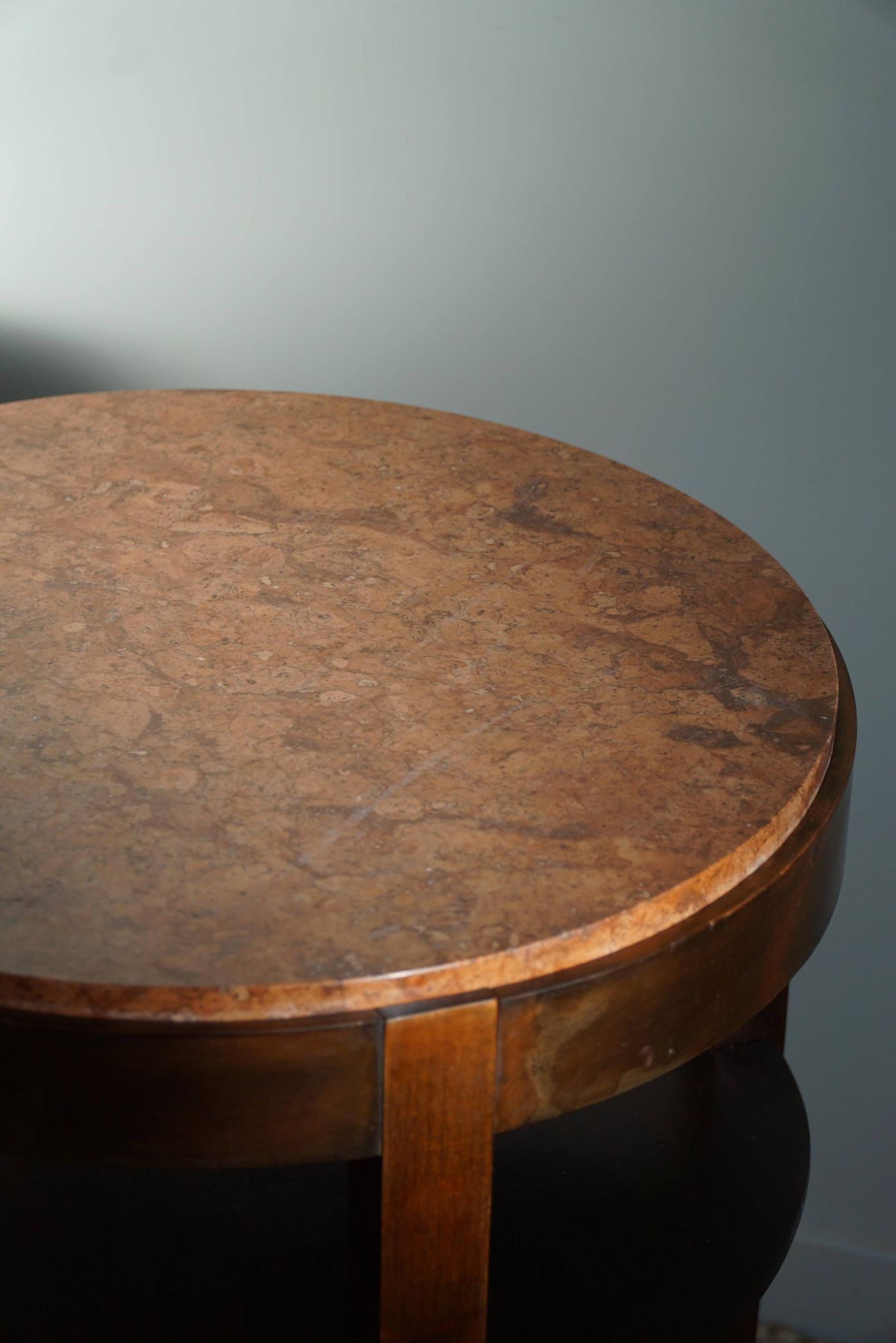 Table d'appoint ronde Art déco en hêtre et marbre, par un ébéniste danois, années 1940