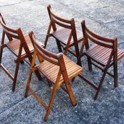 Un ensemble de 4 chaises pliantes en bois vintage, années 1970.