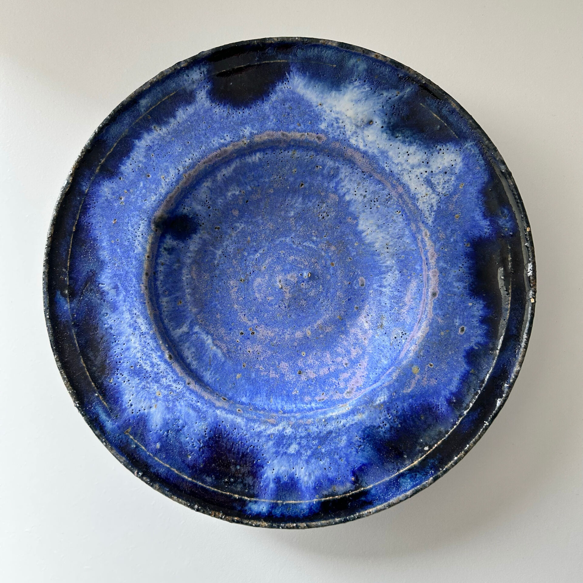 Plat creux bleu indigo signé