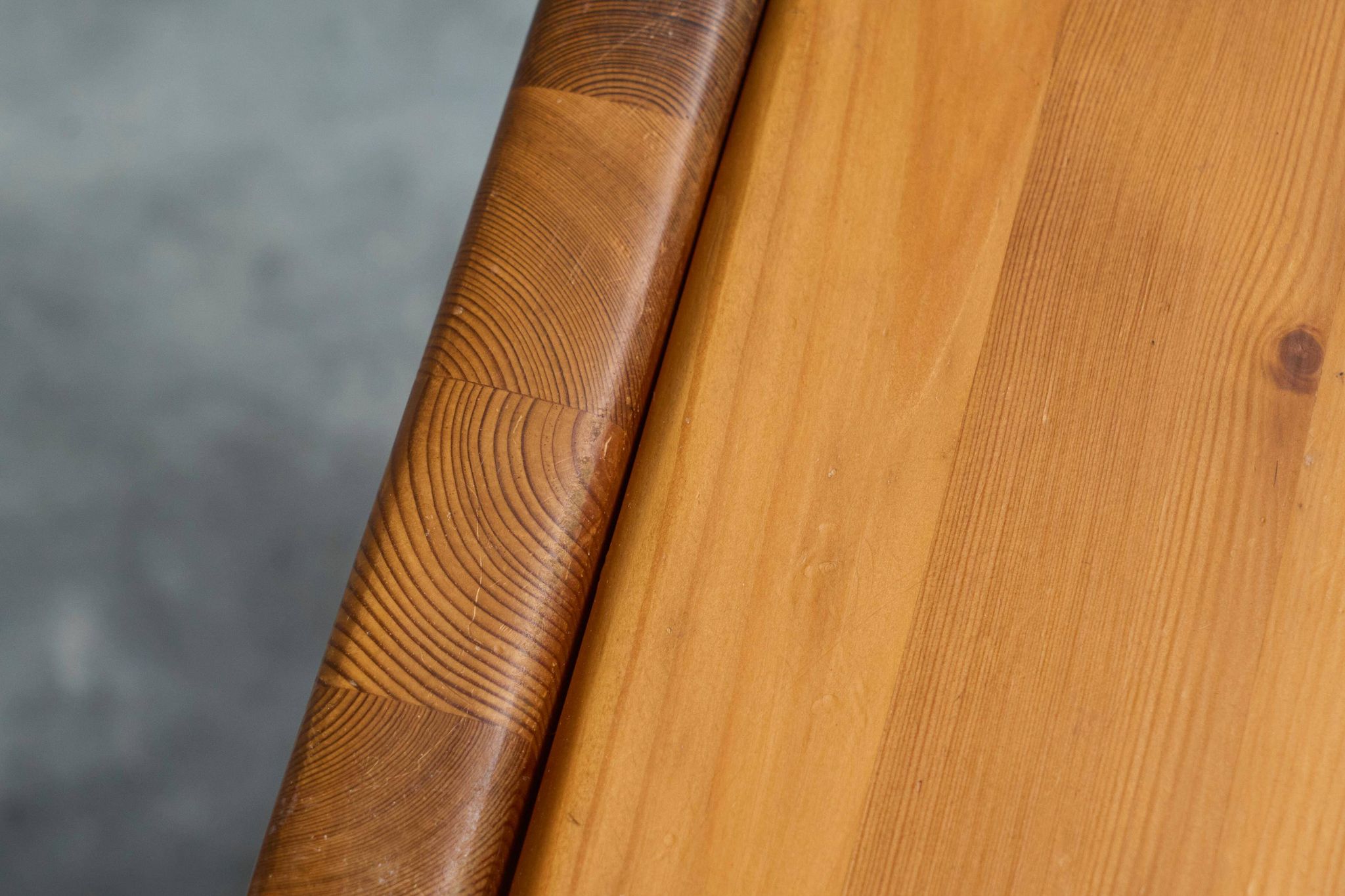 Table basse architecturale en pin massif années 1970