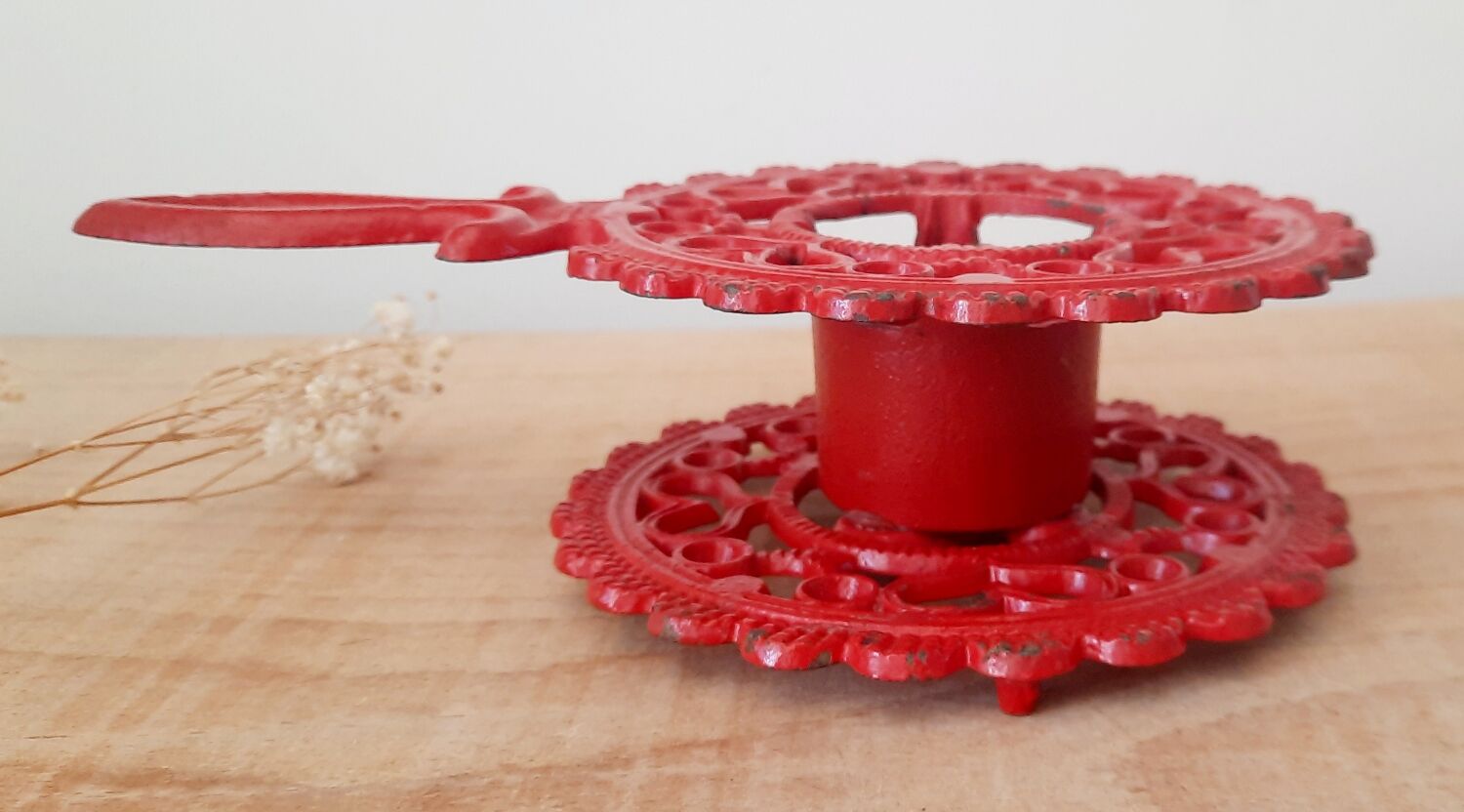 Enamelled cast iron flat heater