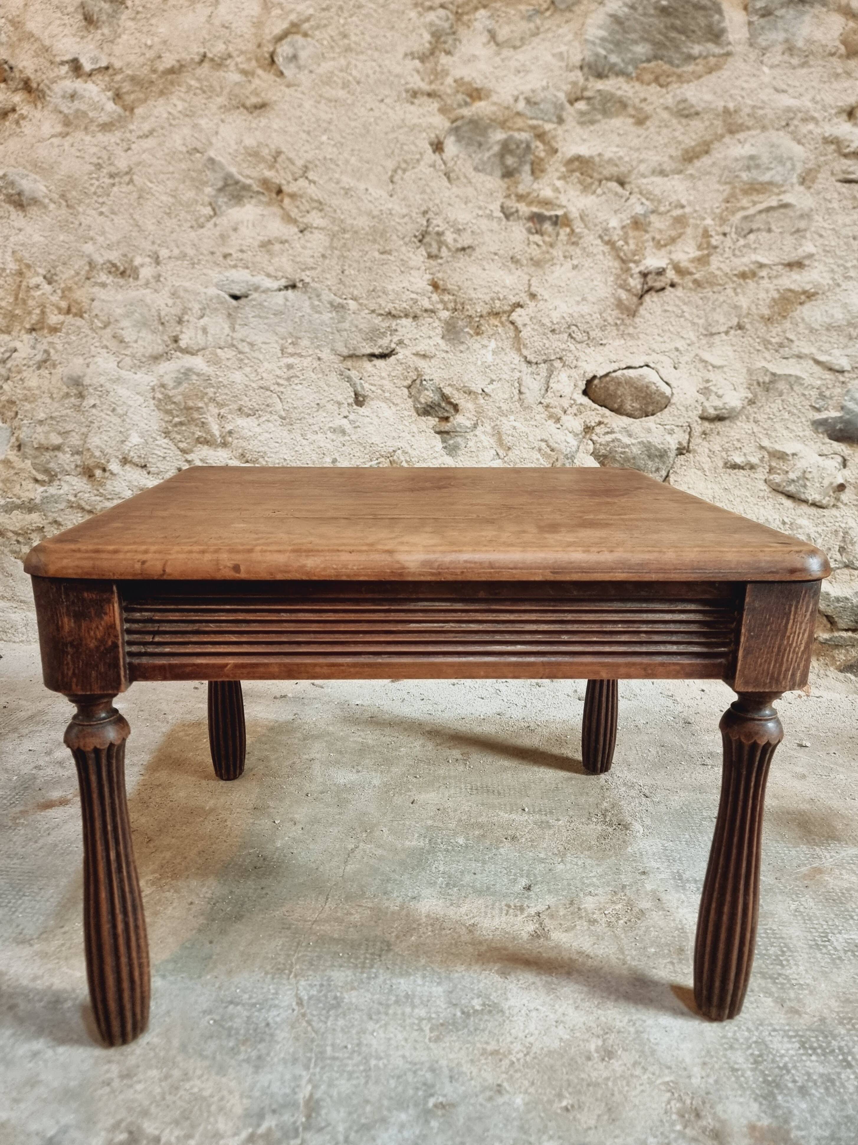 Table basse ancienne en noyer et chêne – France, vers 1900