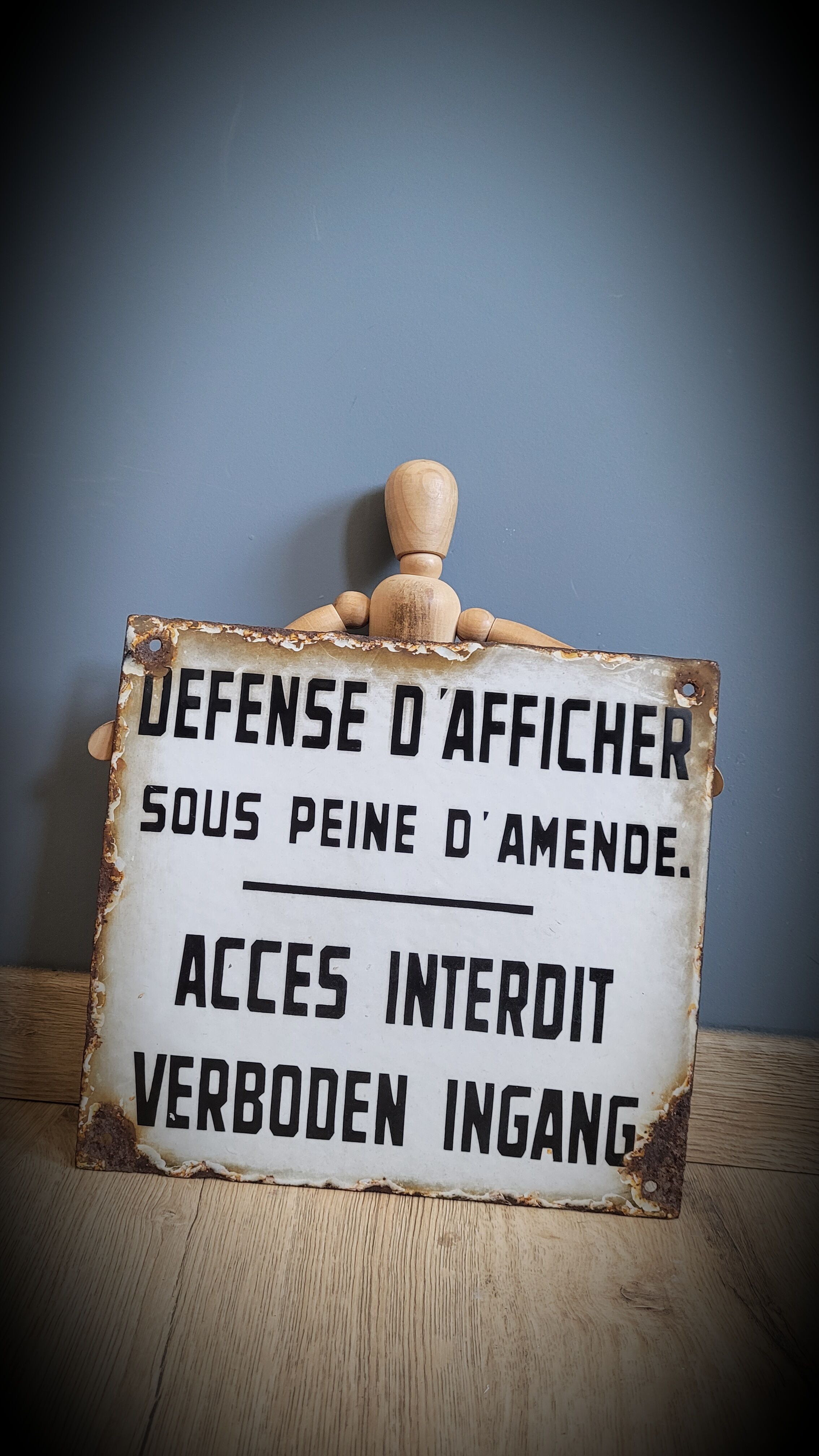 Enamelled plate defense display