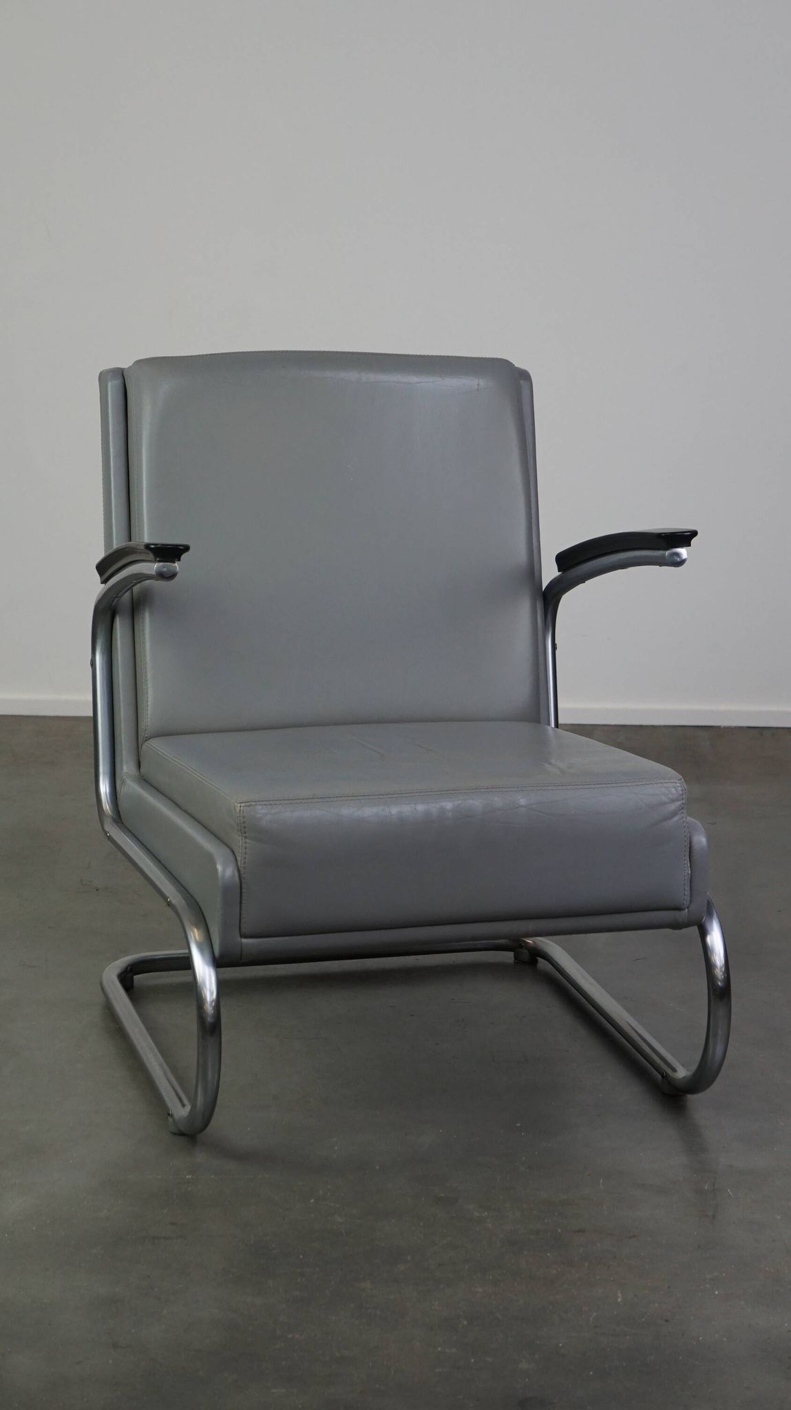 Vintage grey cow leather bauhaus design armchair by Ahrend de Cirkel