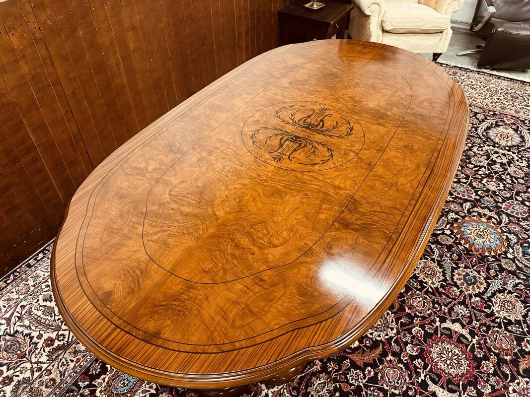 Table à manger antique en bois de loupe italienne