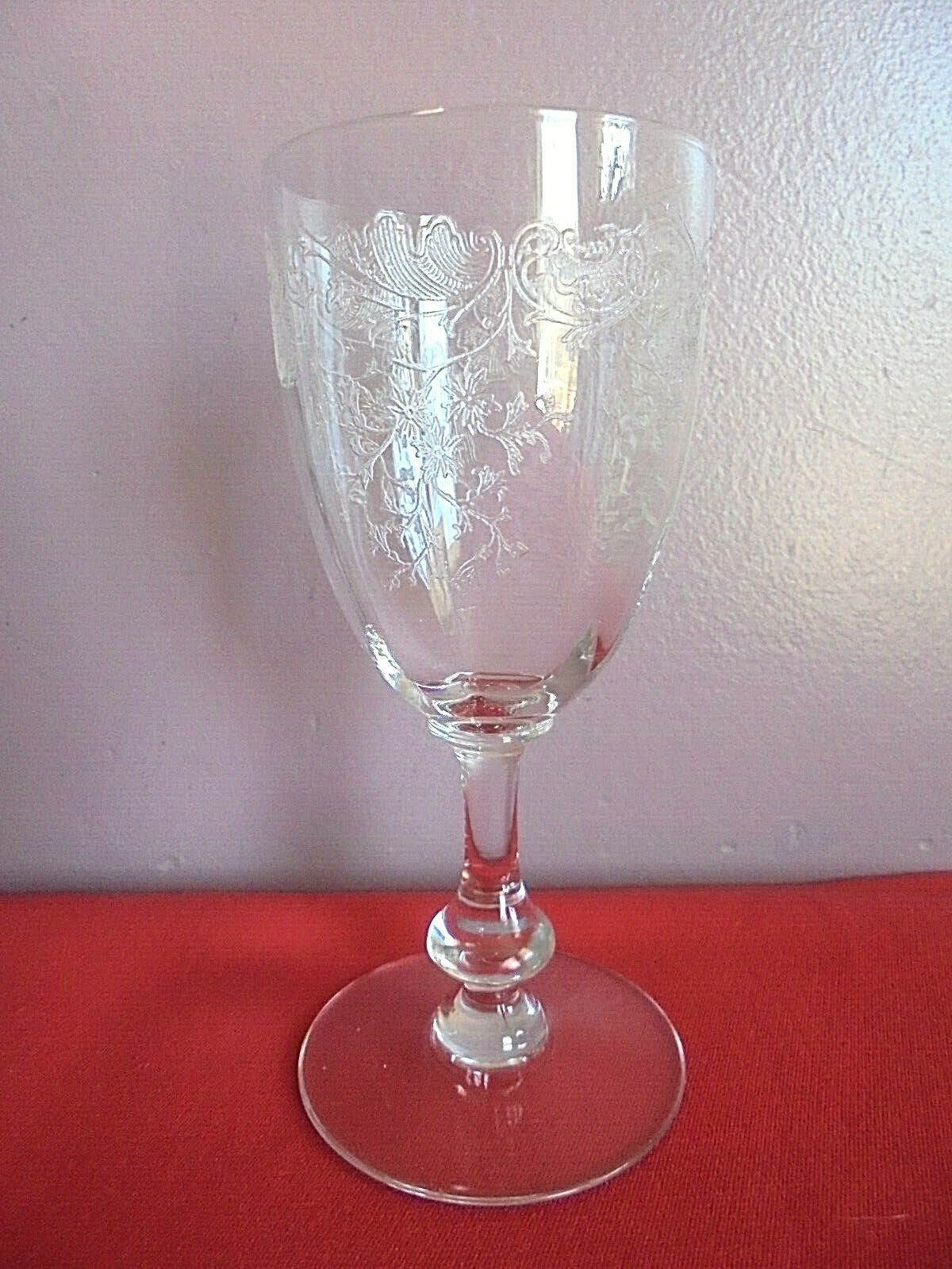Lot 4 glasses with crystal foot St Louis chiseled patterns including 2 signed High. 14.5 cm