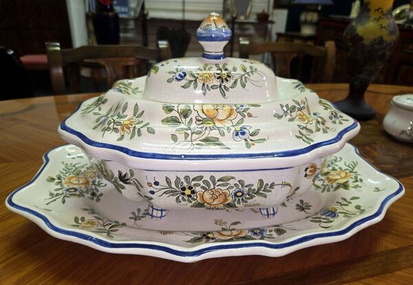 Enorme Soupière ancienne en faïence – décor floral – avec plateau assorti
