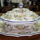 Enorme Soupière ancienne en faïence – décor floral – avec plateau assorti