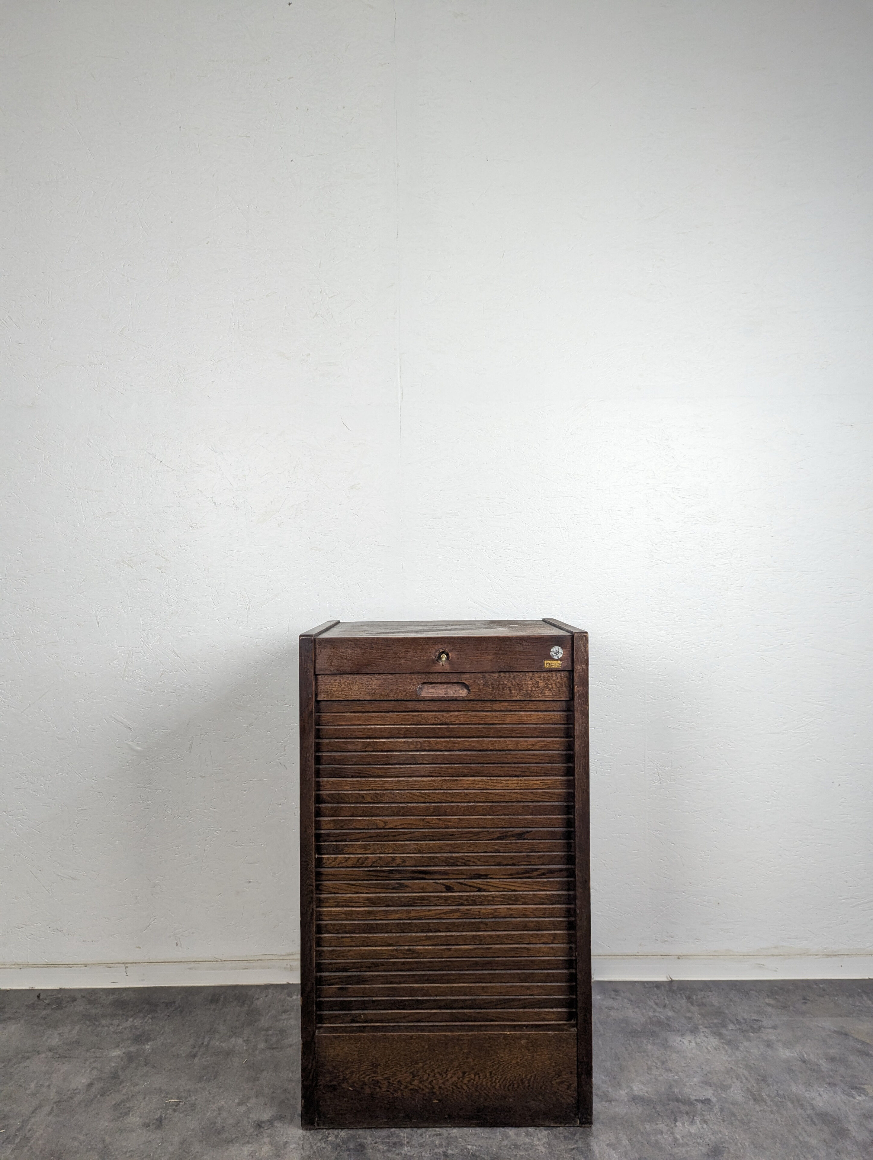 Filing cabinet or roller shutter cabinet