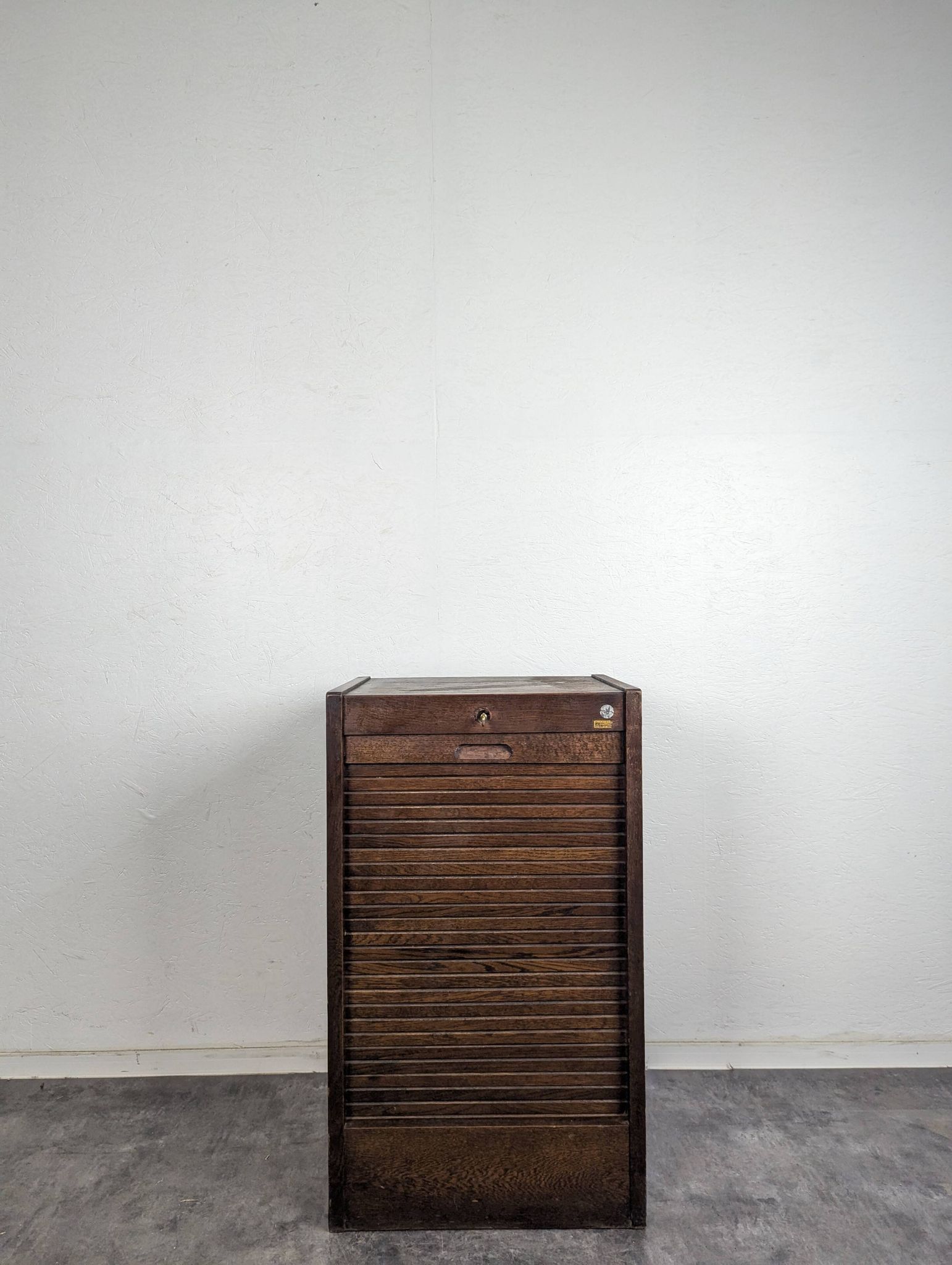 Filing cabinet or roller shutter cabinet