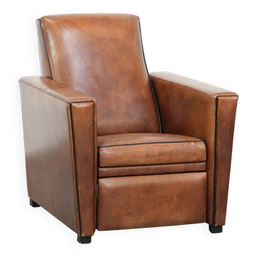 Fauteuil relax en peau de mouton confortable et ajustable avec un design épuré.