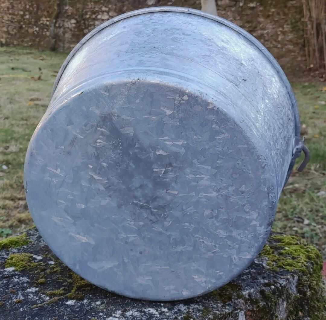 Old galvanized steel basin/vintage garden