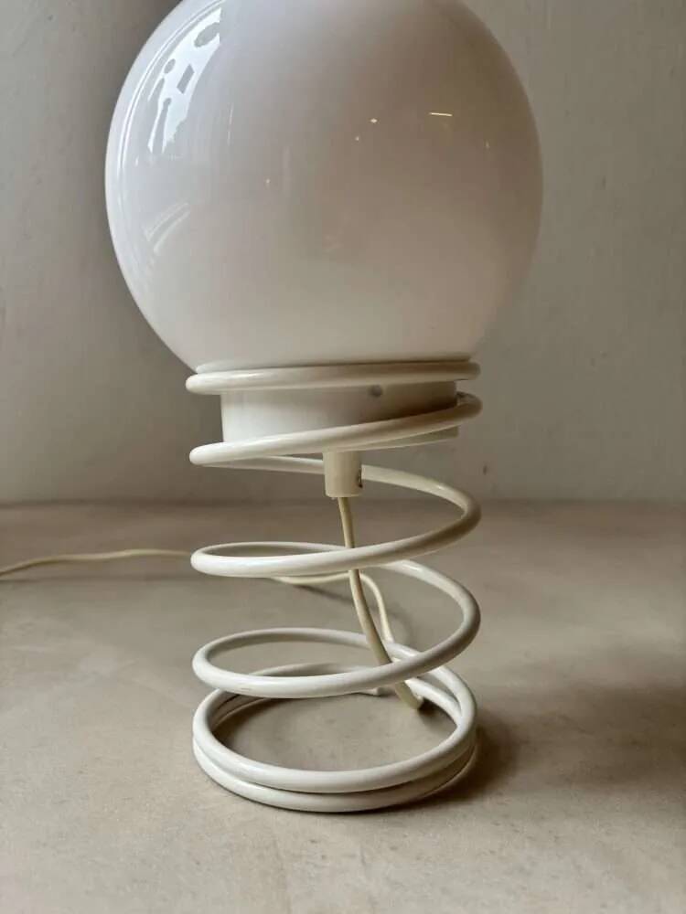 Lampe de table spirale minimaliste des années 80 avec abat-jour en verre laitier