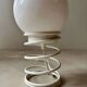 Lampe de table spirale minimaliste des années 80 avec abat-jour en verre laitier