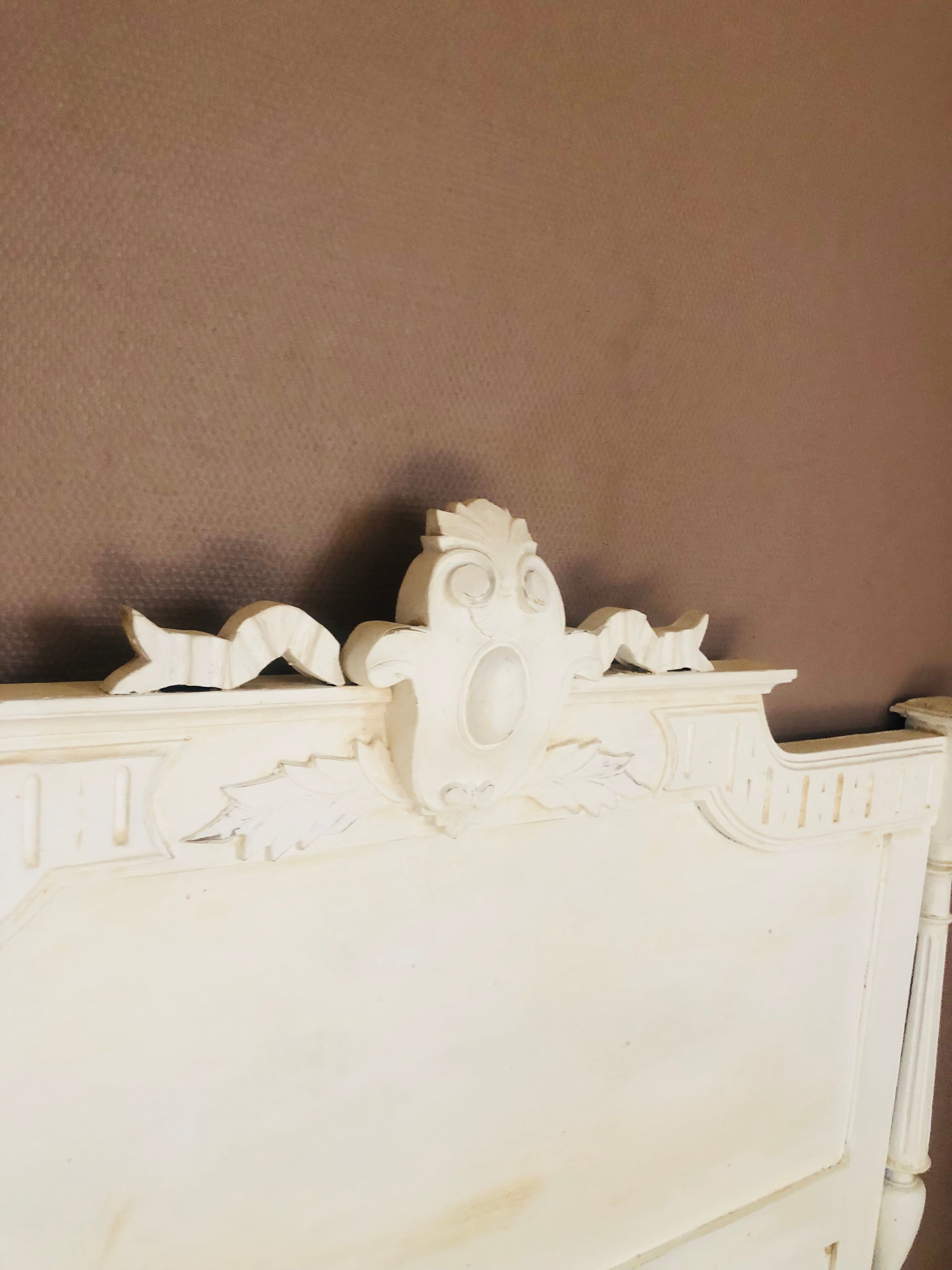 Ribbon medallion bed head