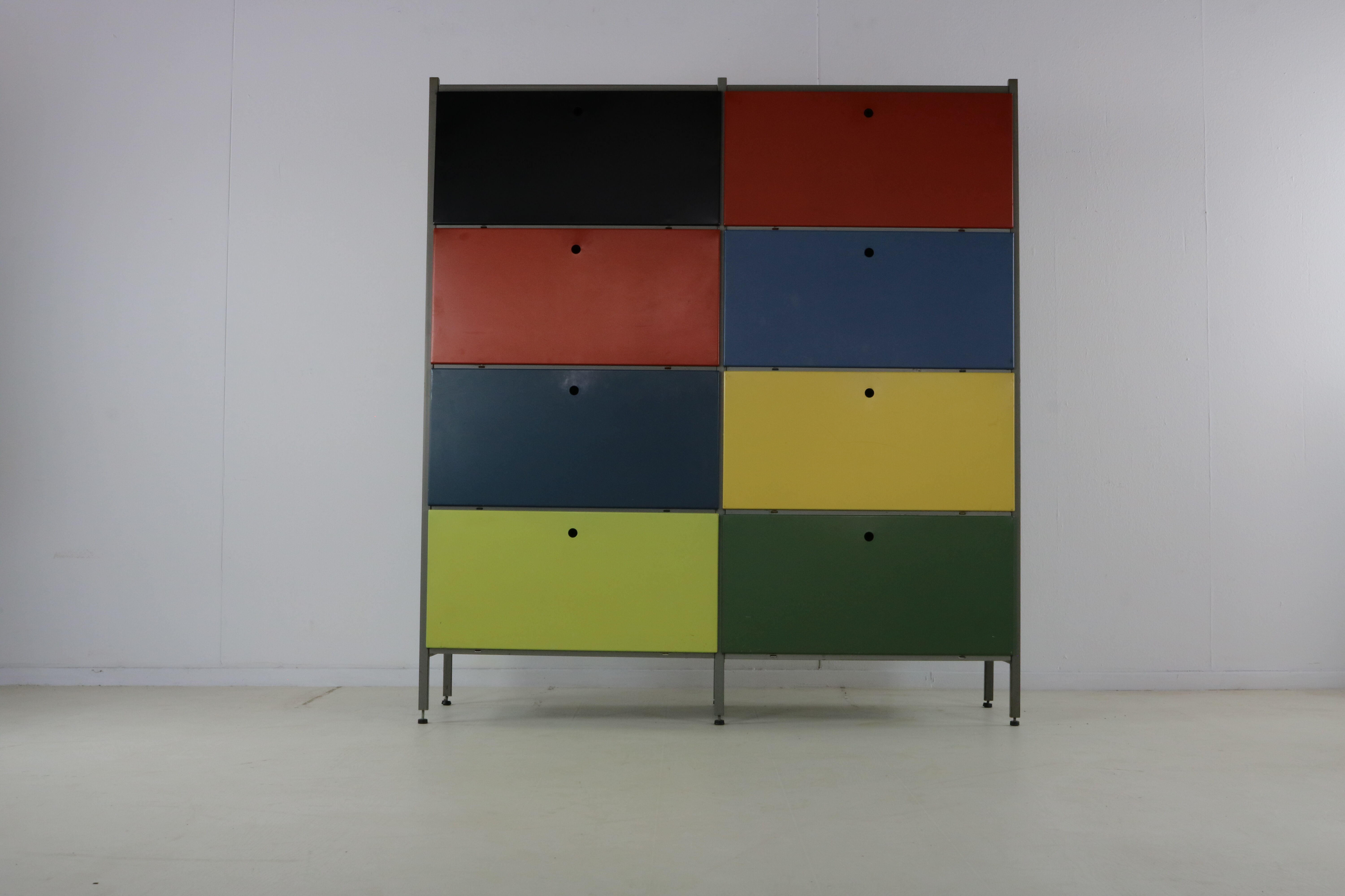 Rangement mural coloré des années 50 par Wim Rietveld pour Gispen