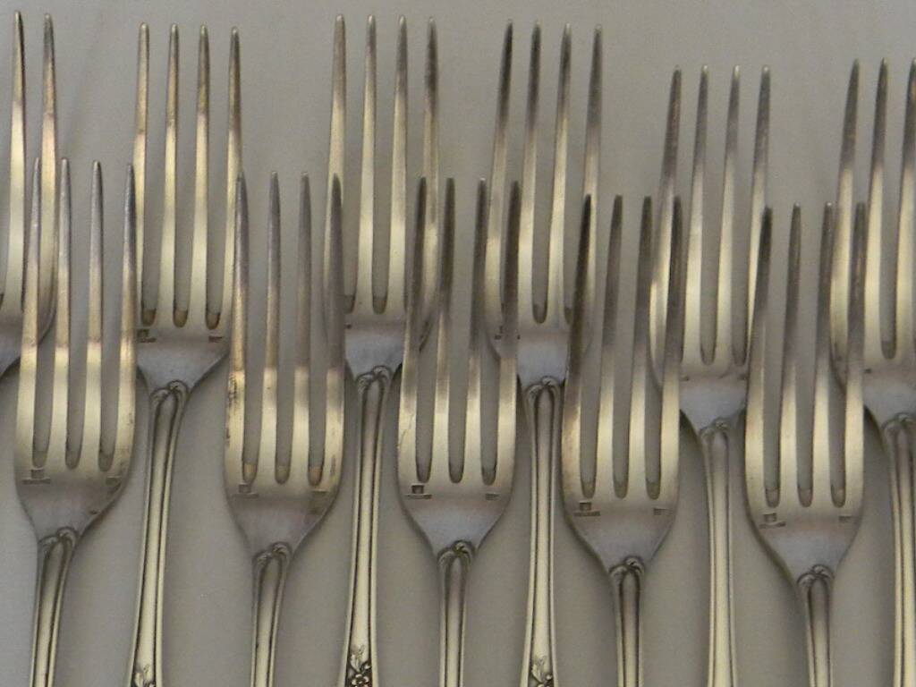 Lot de 12 fourchettes en métal argenté saint medard.