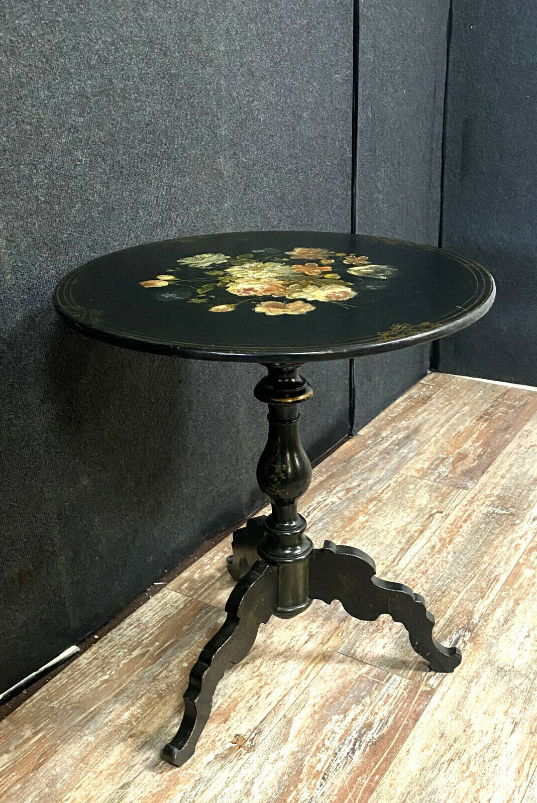 Guéridon NAPOLÉON III in blackened wood resting on a tripod foot.