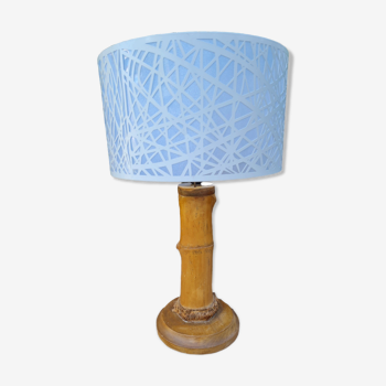 Lampe à poser en pieds de bambou avec un abat-jour contemporain