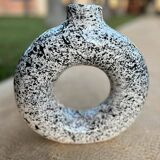 Round varnished flower vase