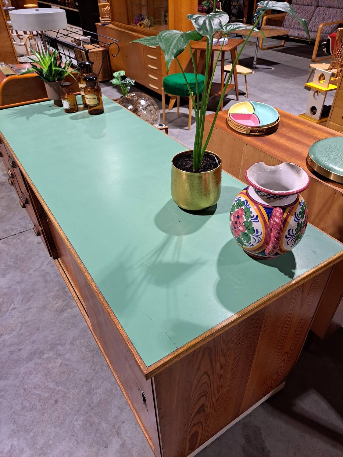 meuble de métier en bois ancien avec lame en formica