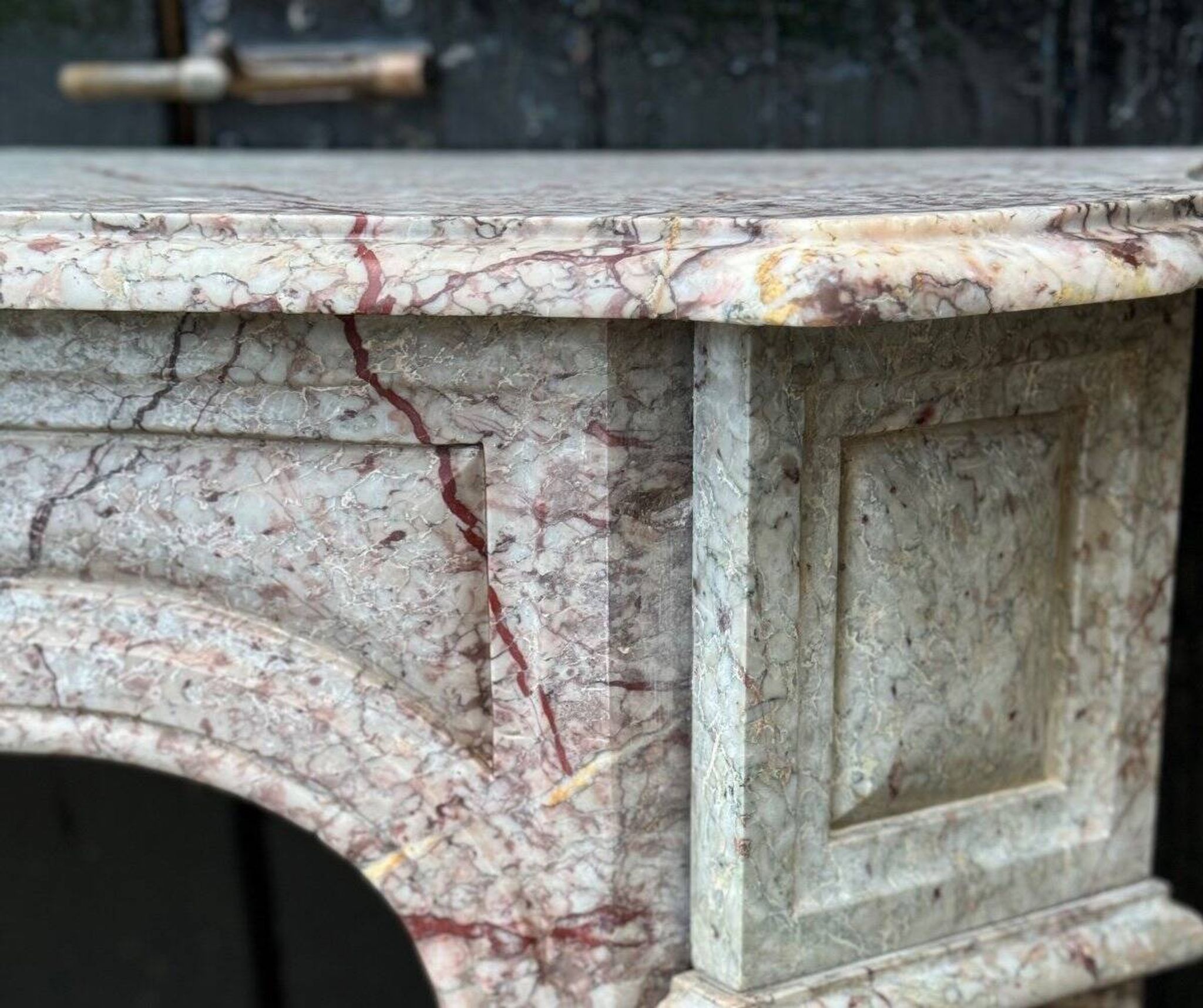 Cheminée de style Louis XV Pompadour en marbre rosé vers 1900