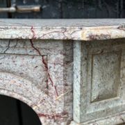 Cheminée de style Louis XV Pompadour en marbre rosé vers 1900