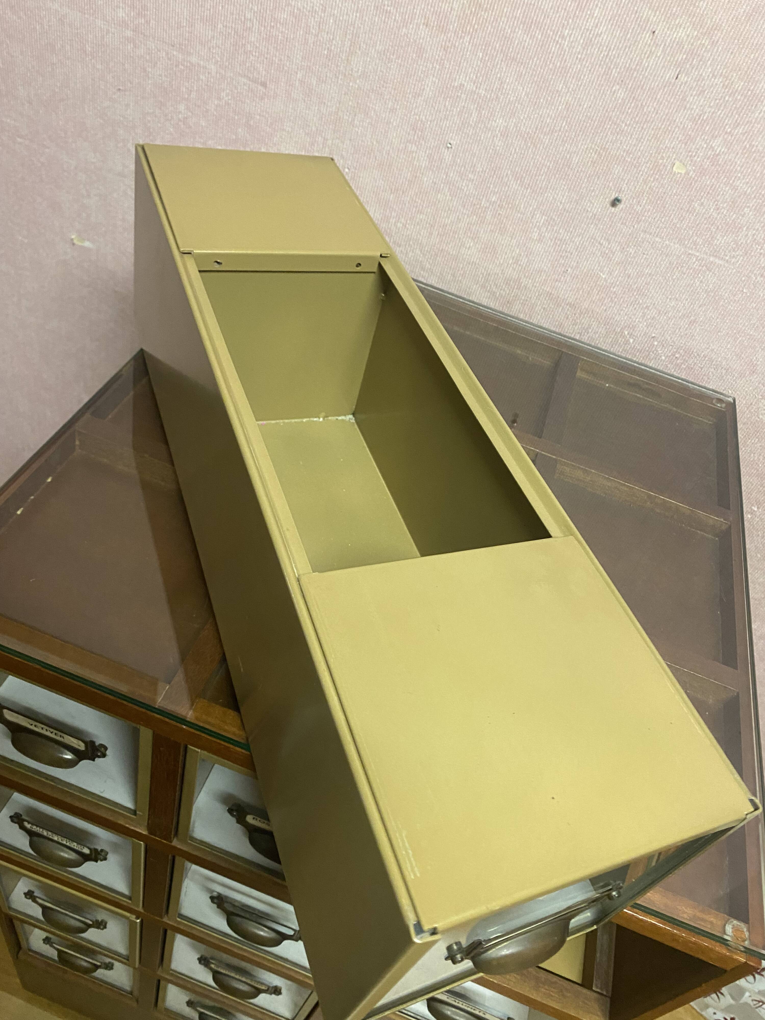 Seed cabinet on wheels, 12 compartmentalised drawers