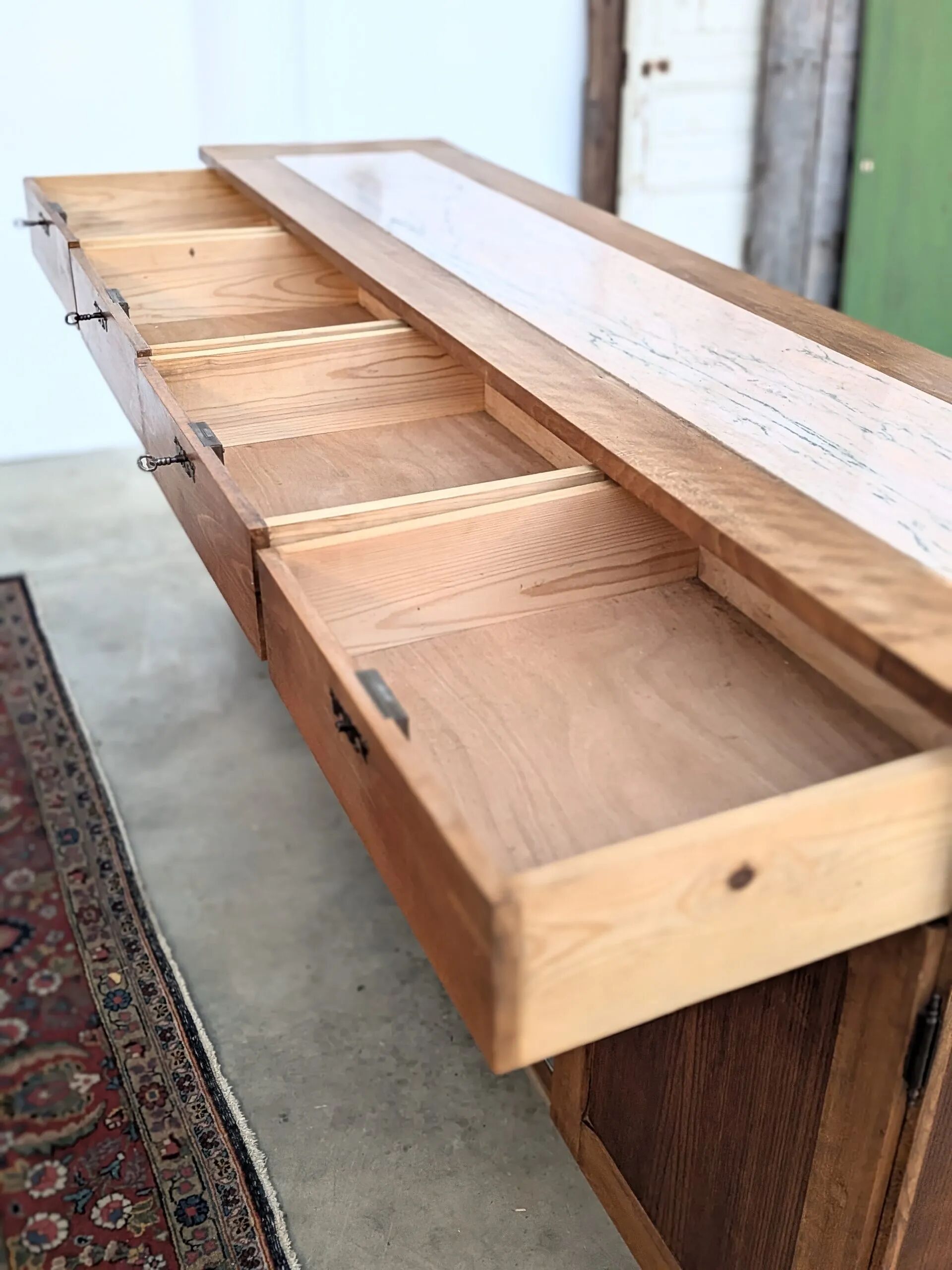 Double-sided counter in wood and pink marble (233 cm)