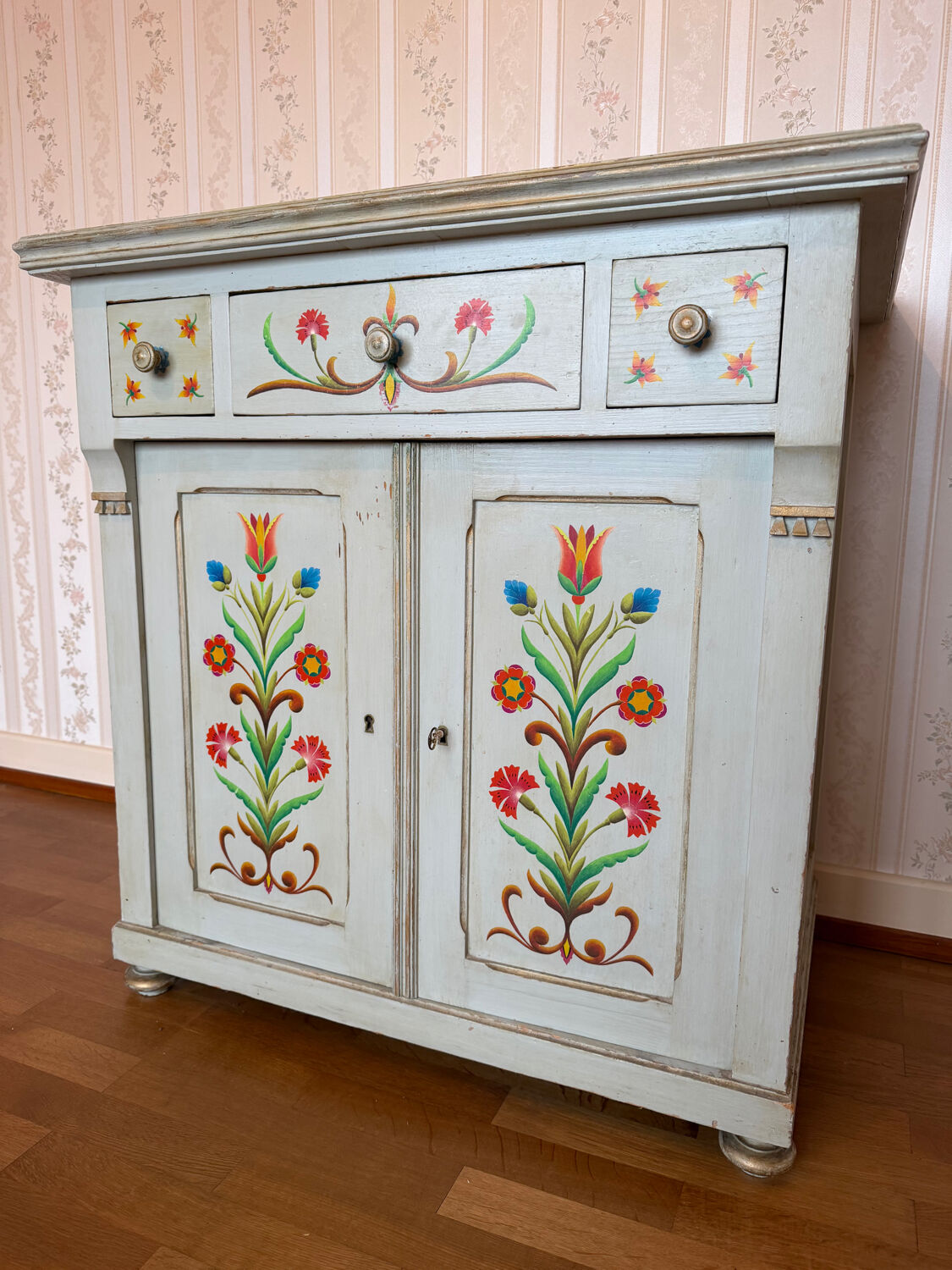 Antique low polychrome sideboard with floral decoration.