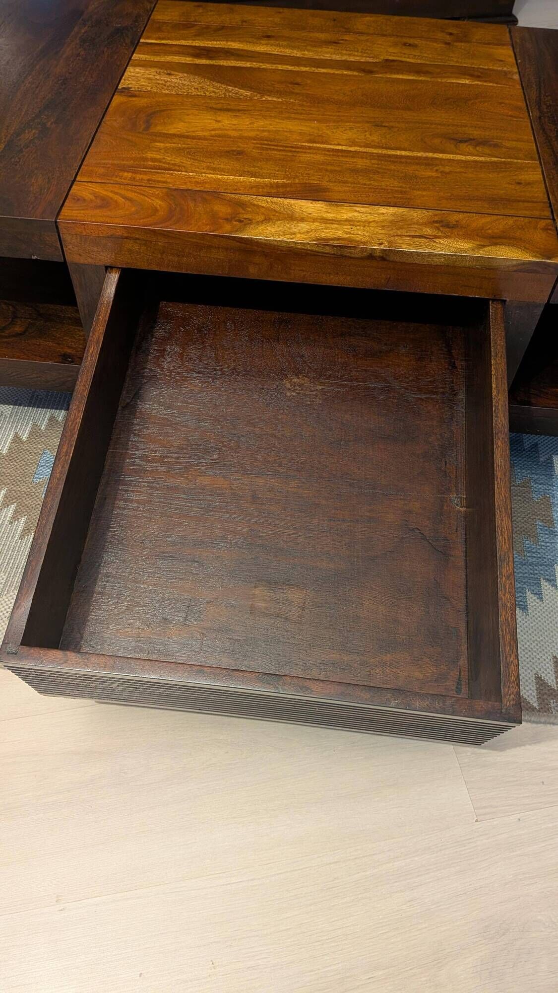 Table basse en bois massif