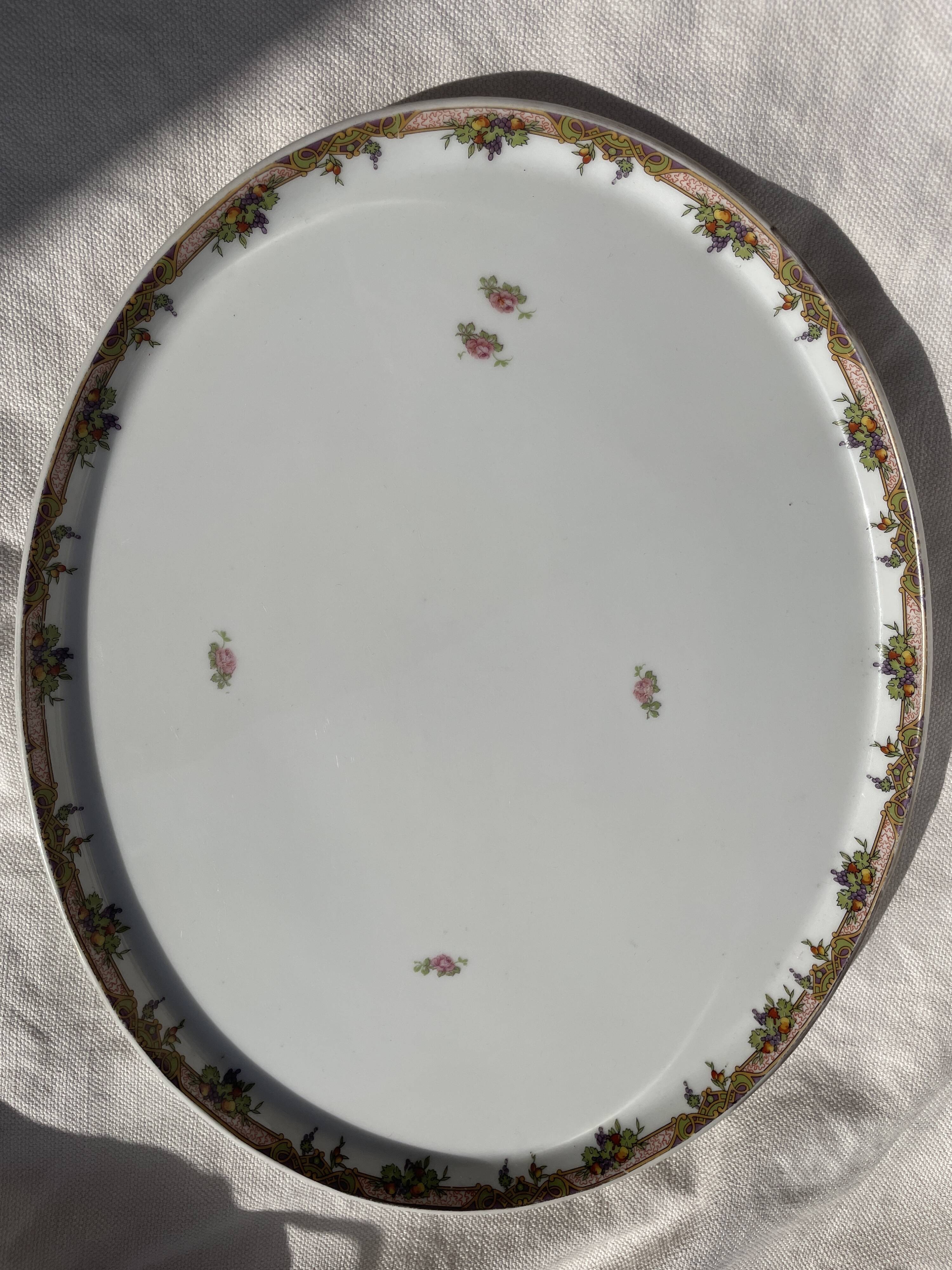 Grand plat de service en porcelaine
