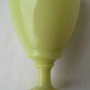 Vase en opaline jaune
