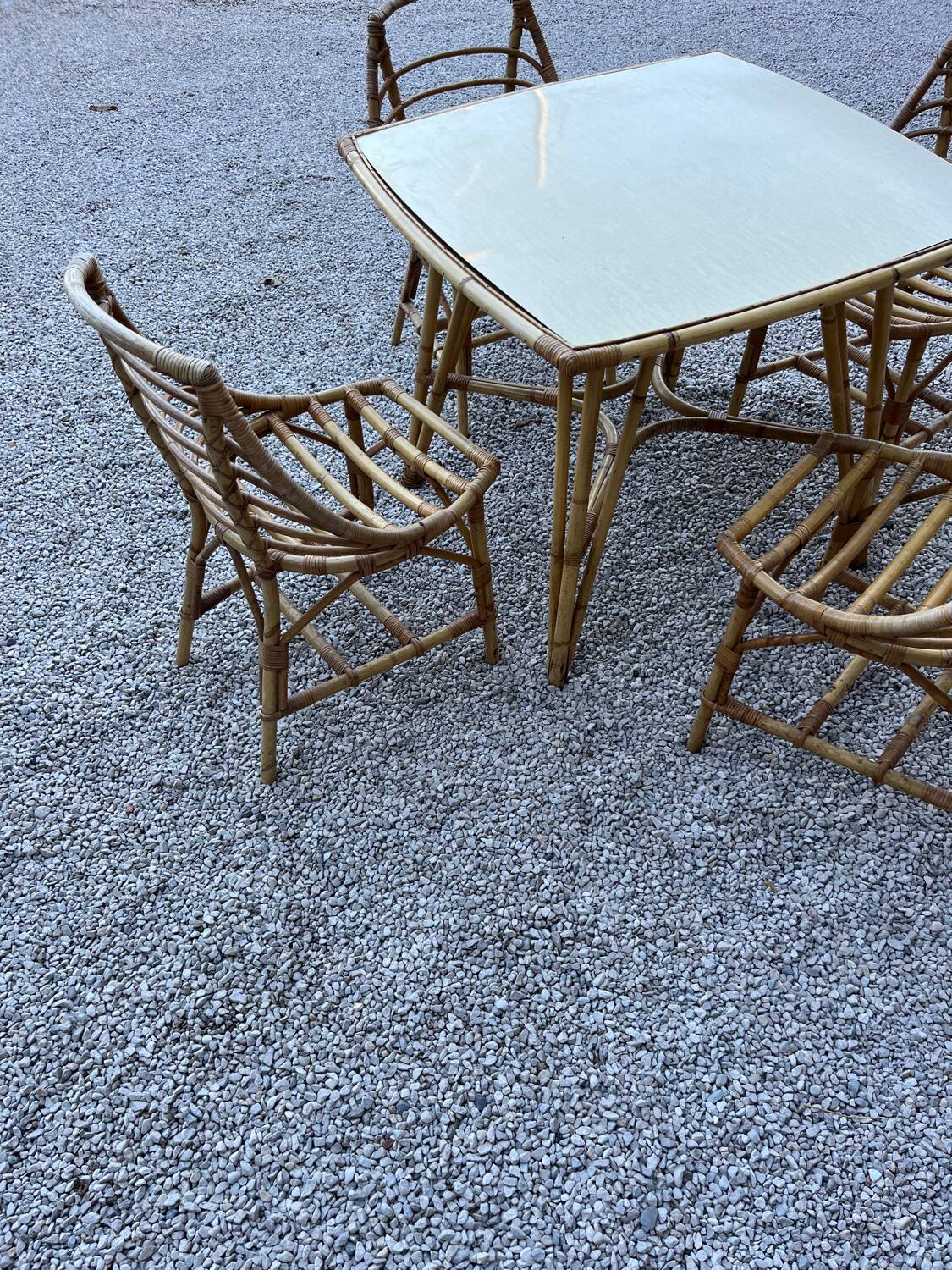 Table et 4 chaises en rotin, 1960-1970