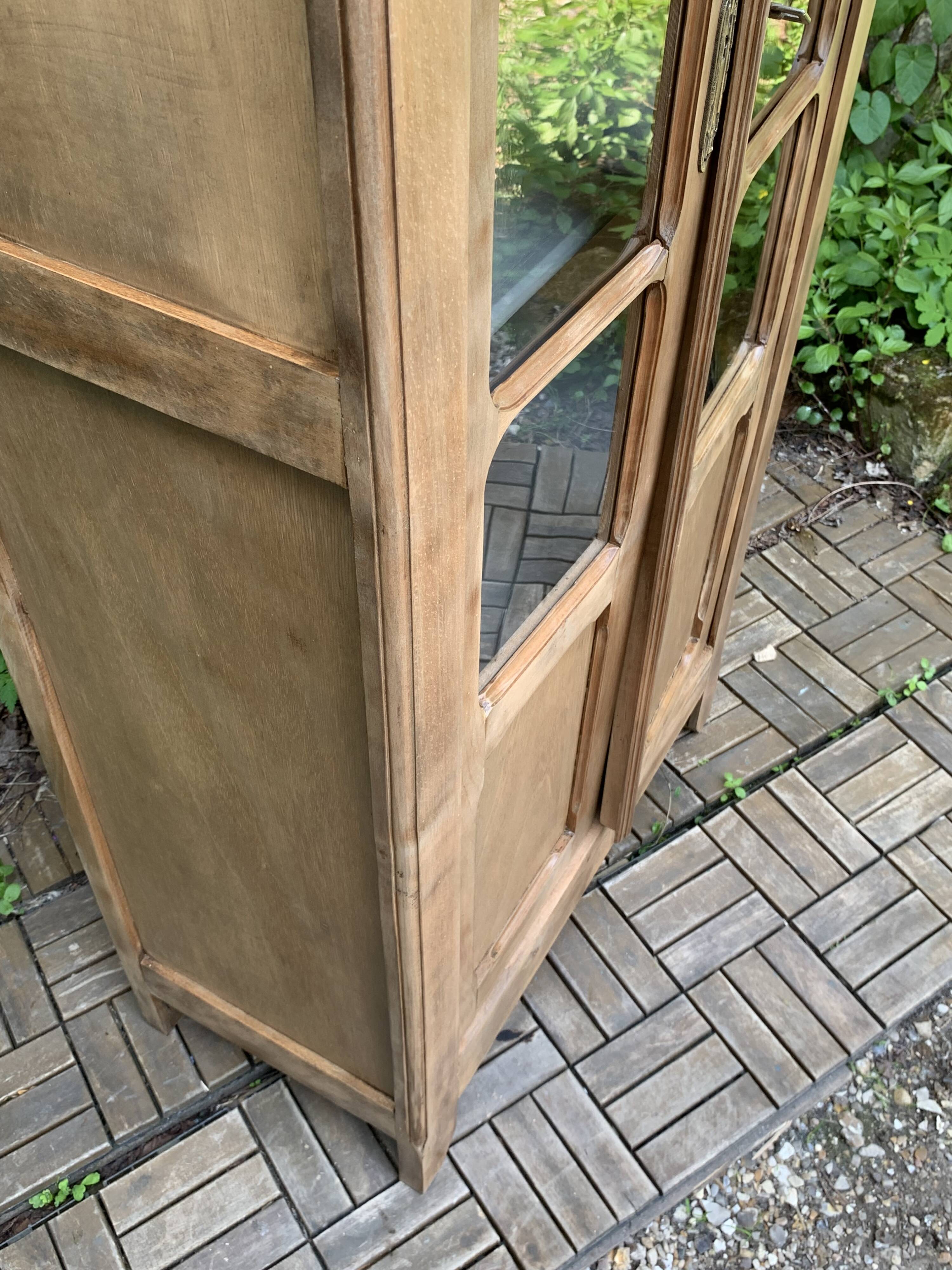 Armoire parisienne vitrée en bois brut, 1940