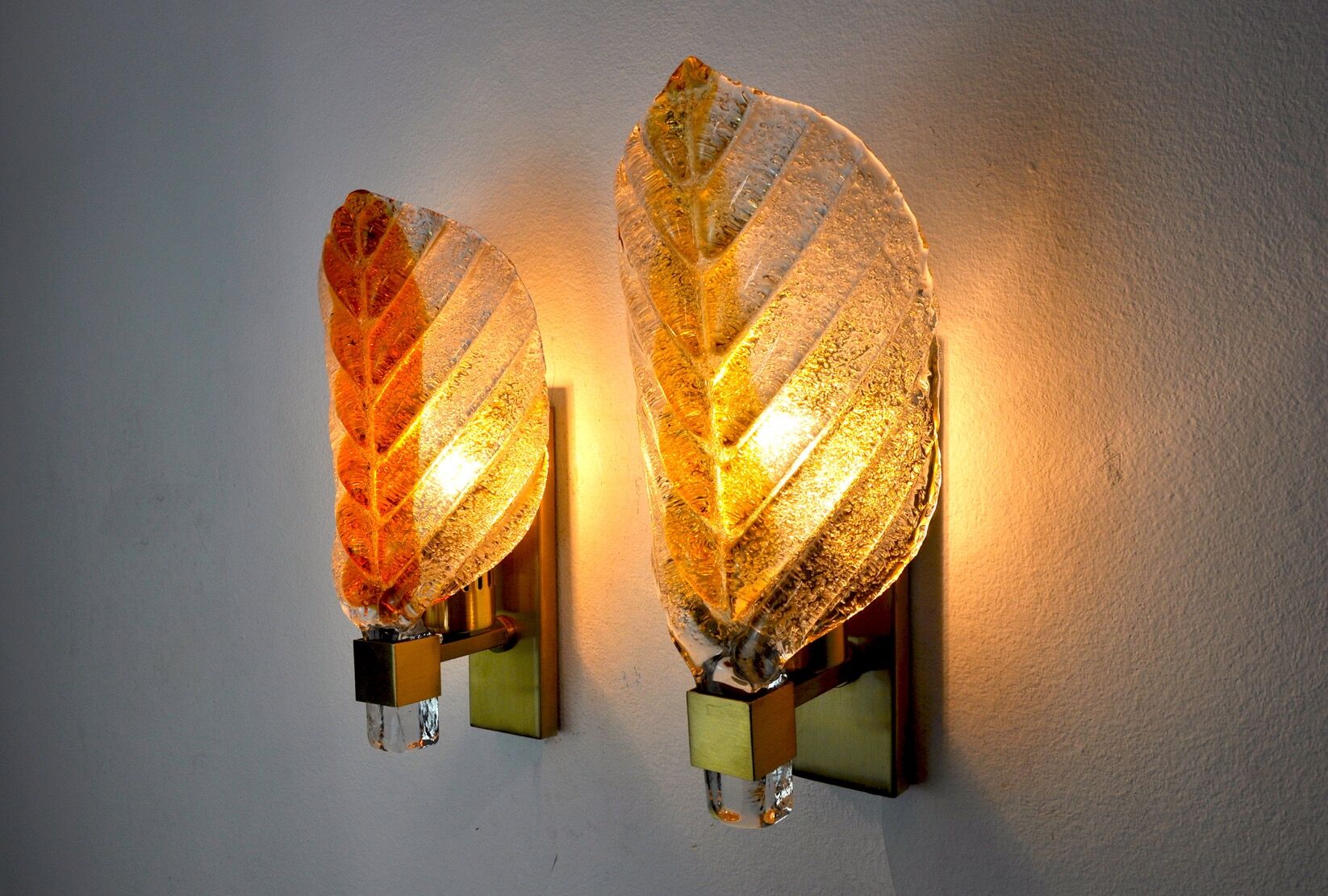 Pair of wall lamps Leaves, Bicolore, Murano, Italy, 1970