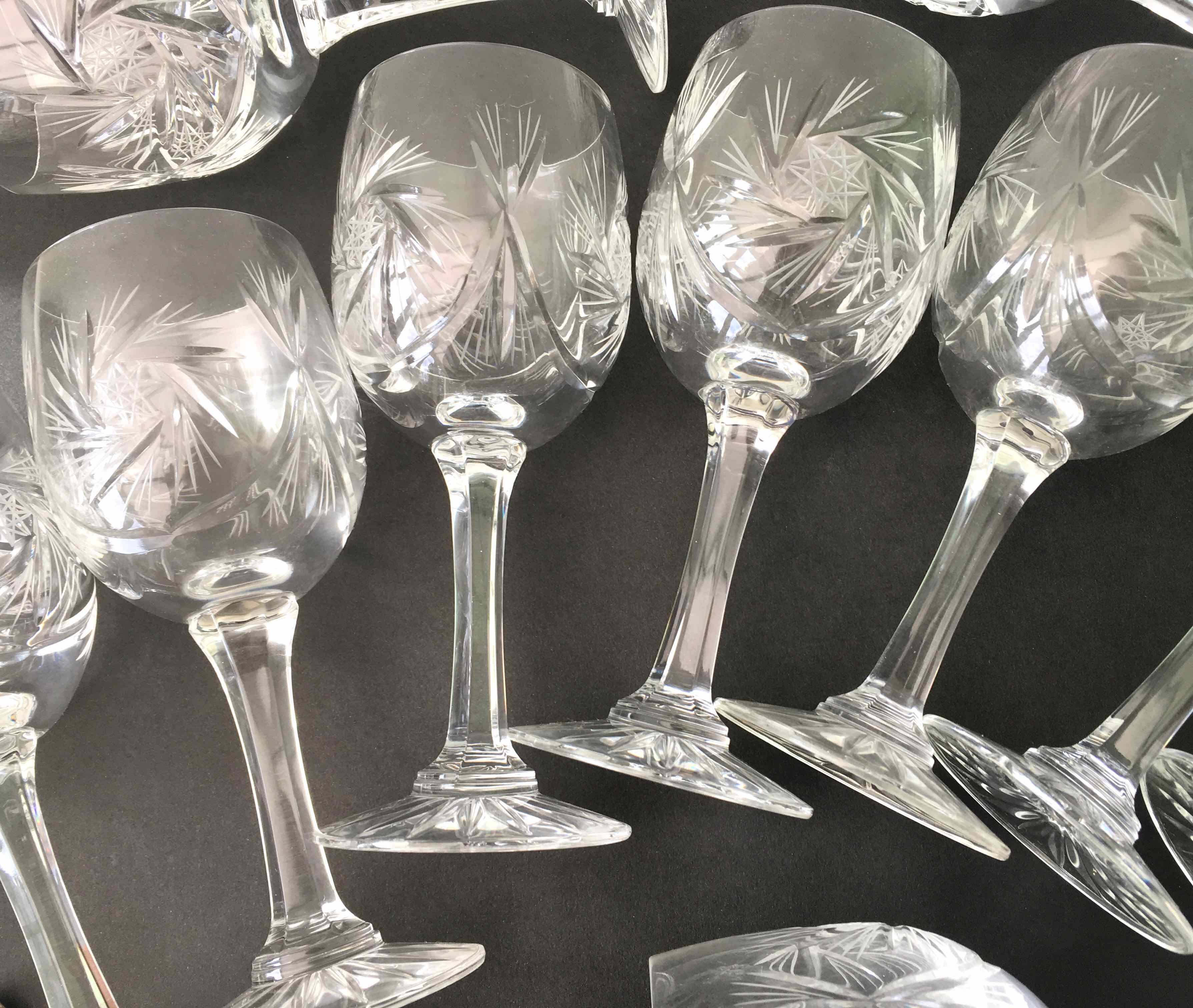 Set de 12 verres à vin en cristal taillé