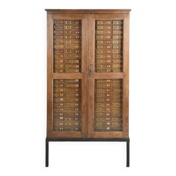 Meuble de classement vitré à 125 tiroirs