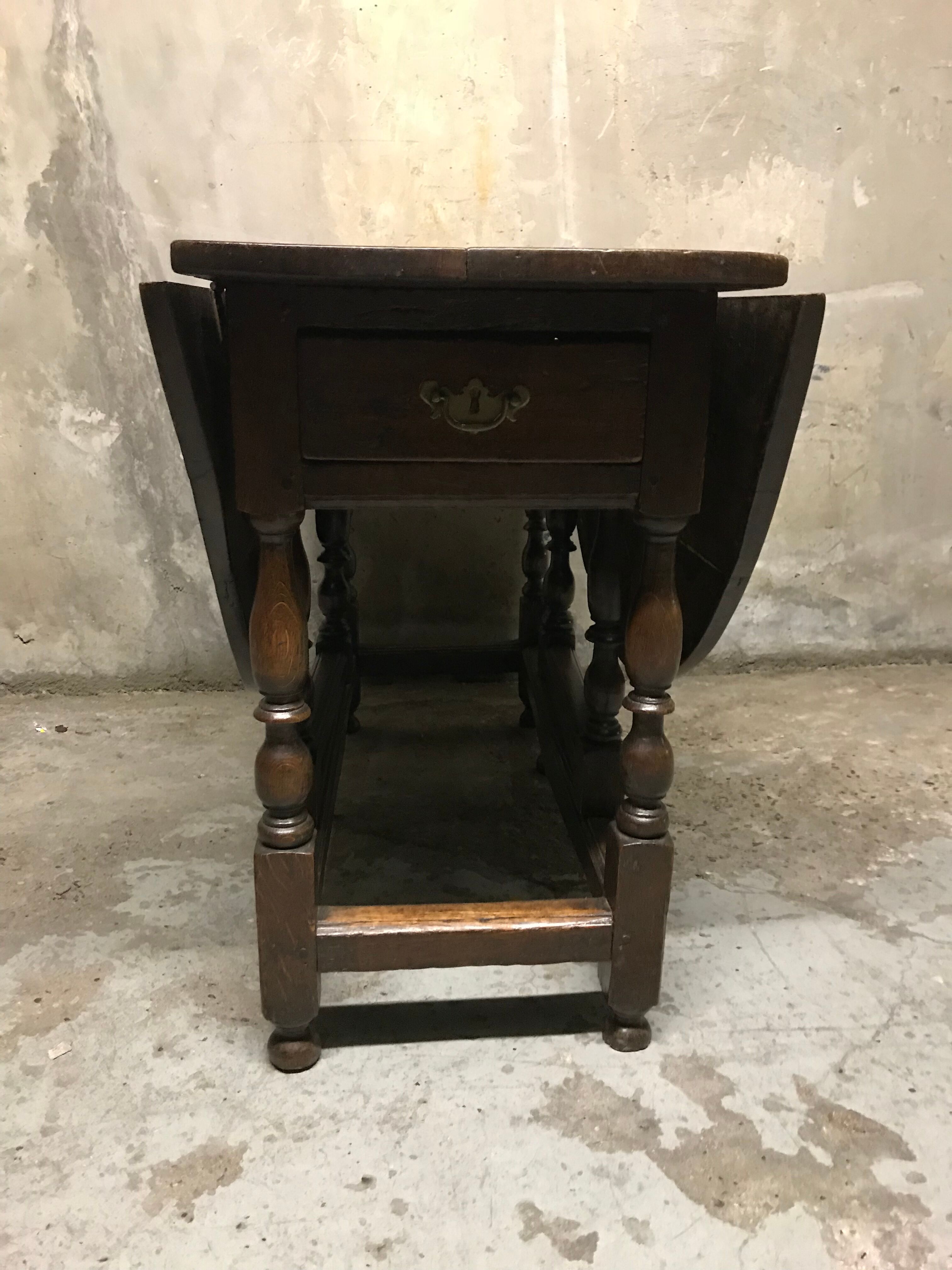 Vineyard Gateleg oak end XVIII-tiered table