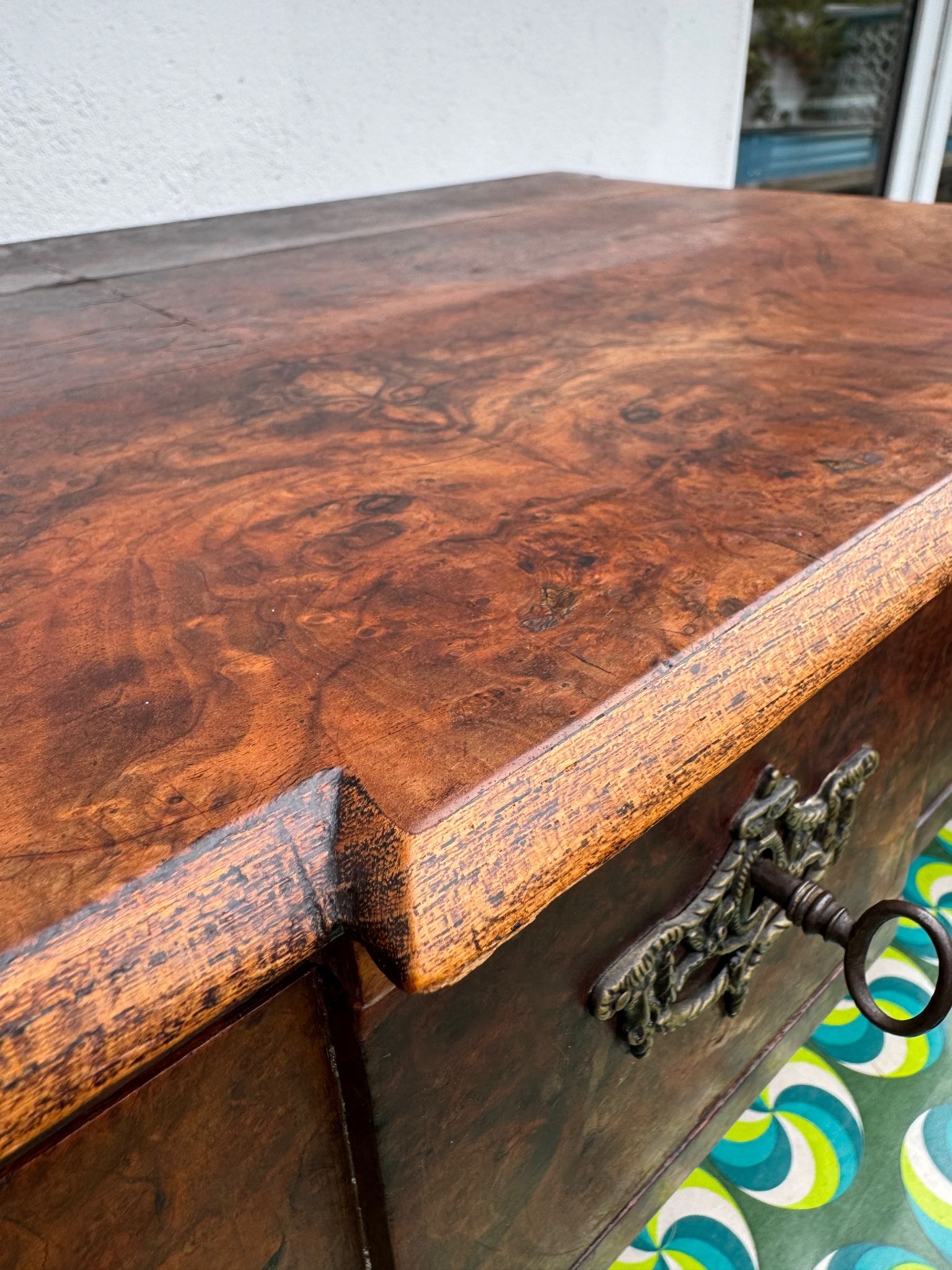 Commode en bois de burl vintage