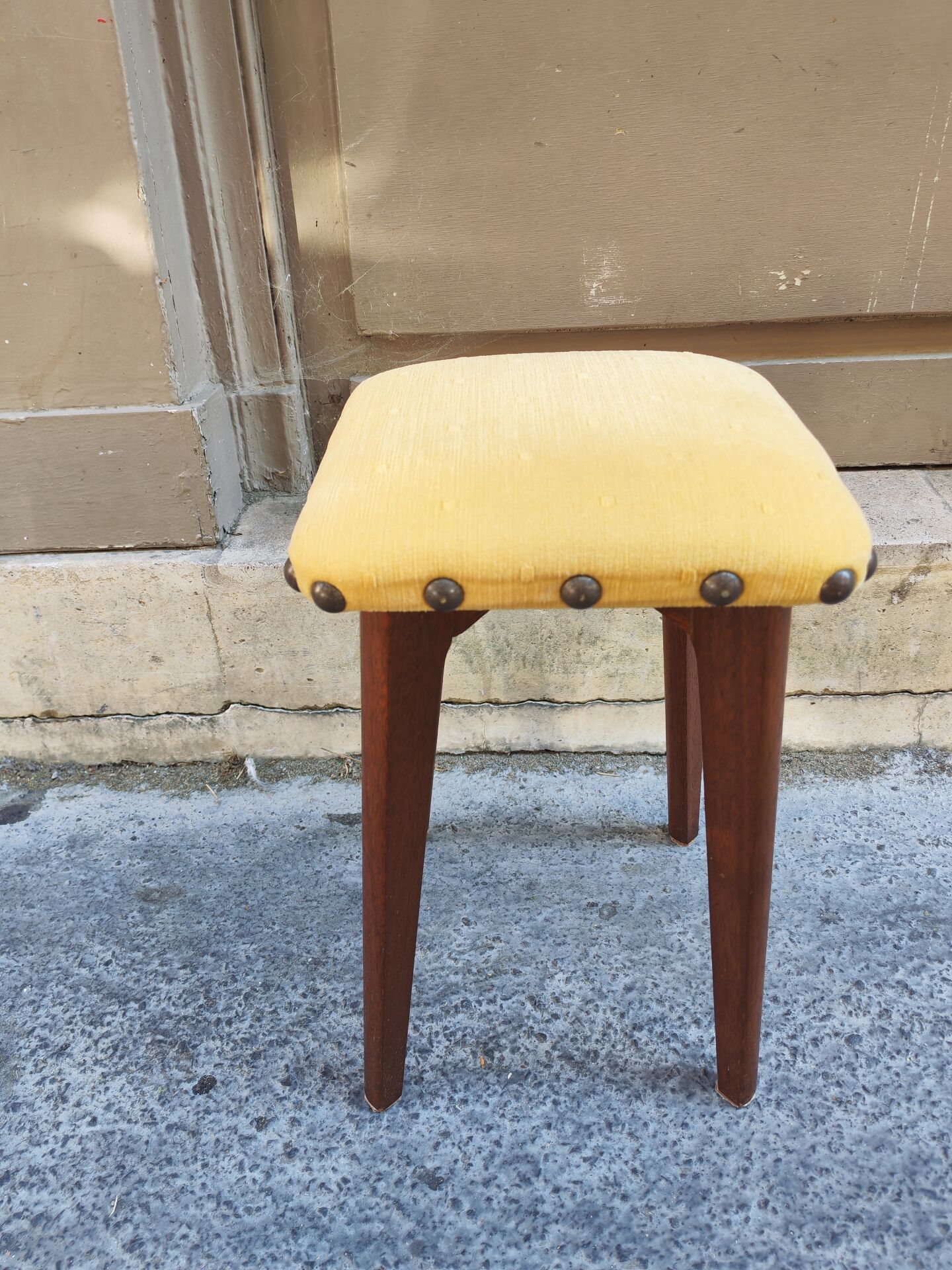 Petit tabouret en bois et tapisserie