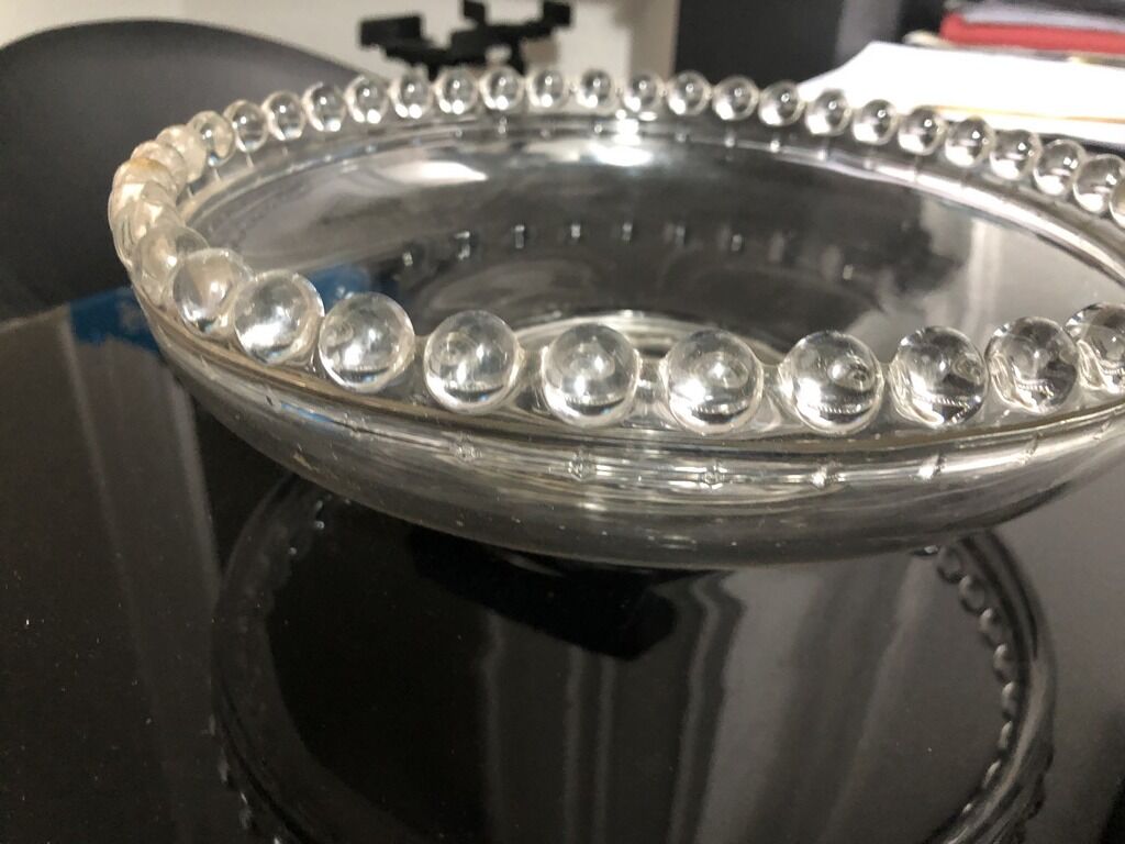 Flat cake display on foot and flat