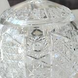 Vintage candy box/Drageoir in finely cut Bohemian crystal. Sophisticated star/brass patterns. Size 20 x 16 cm