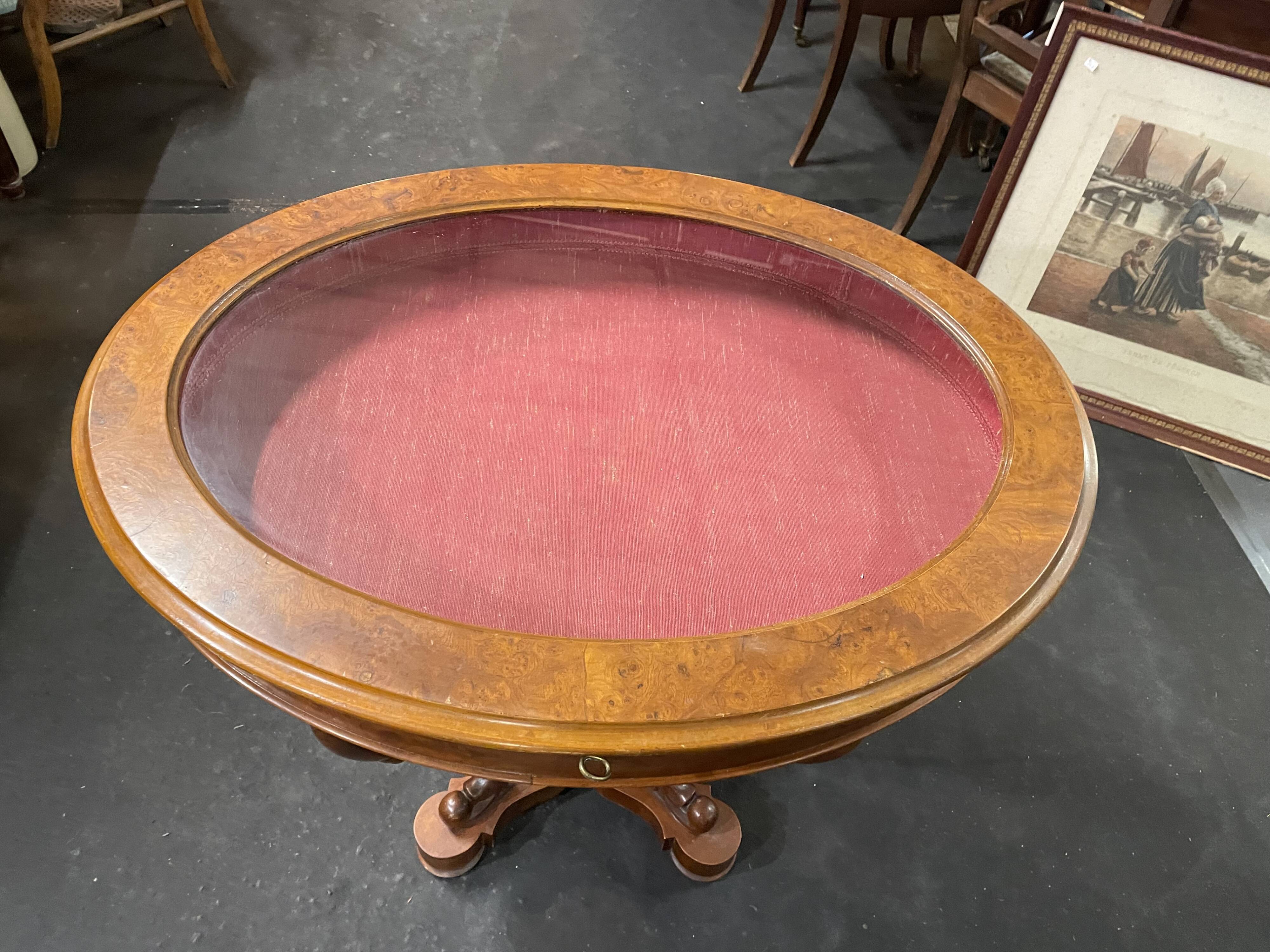 Table console avec vitrine de présentation