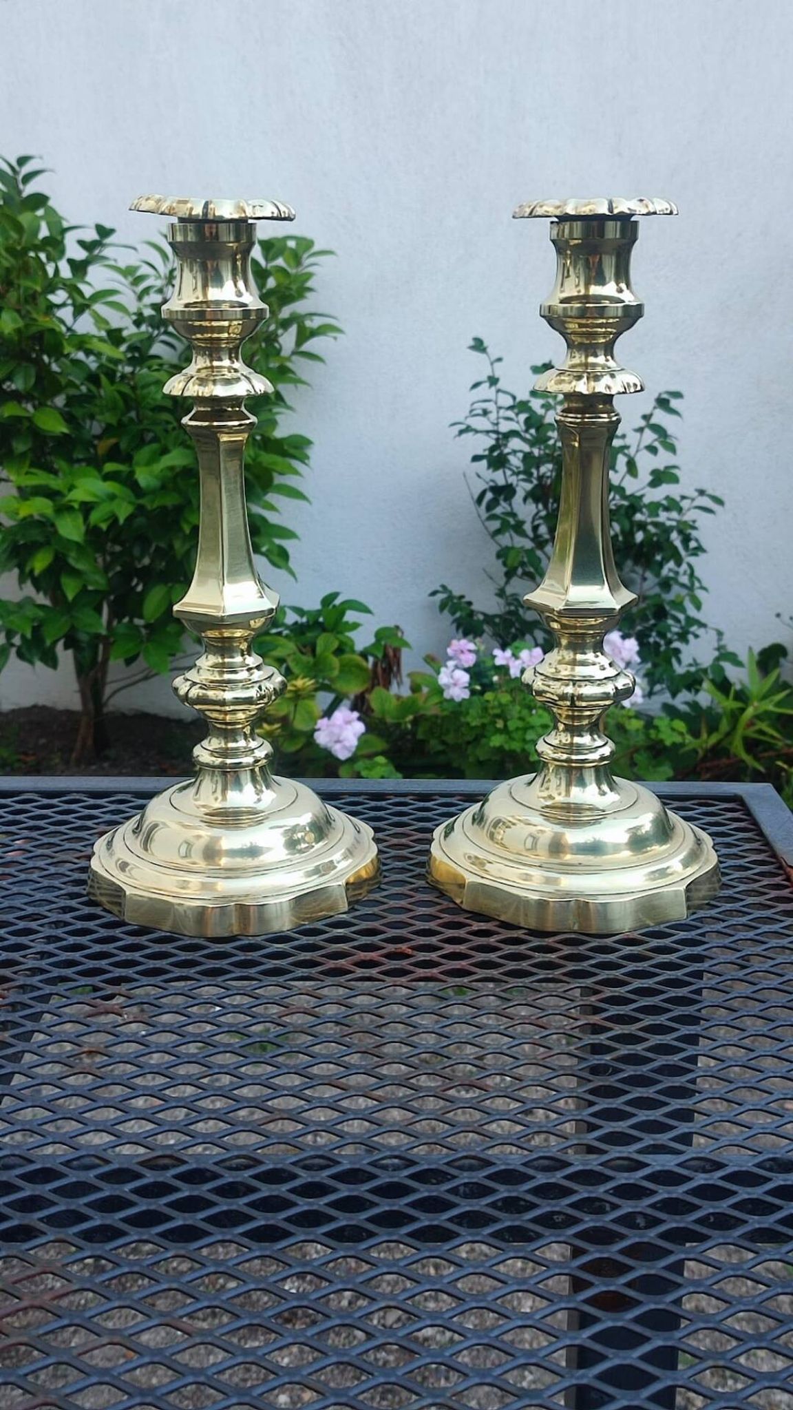 Paire de bougeoirs dorés