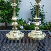 Paire de bougeoirs dorés