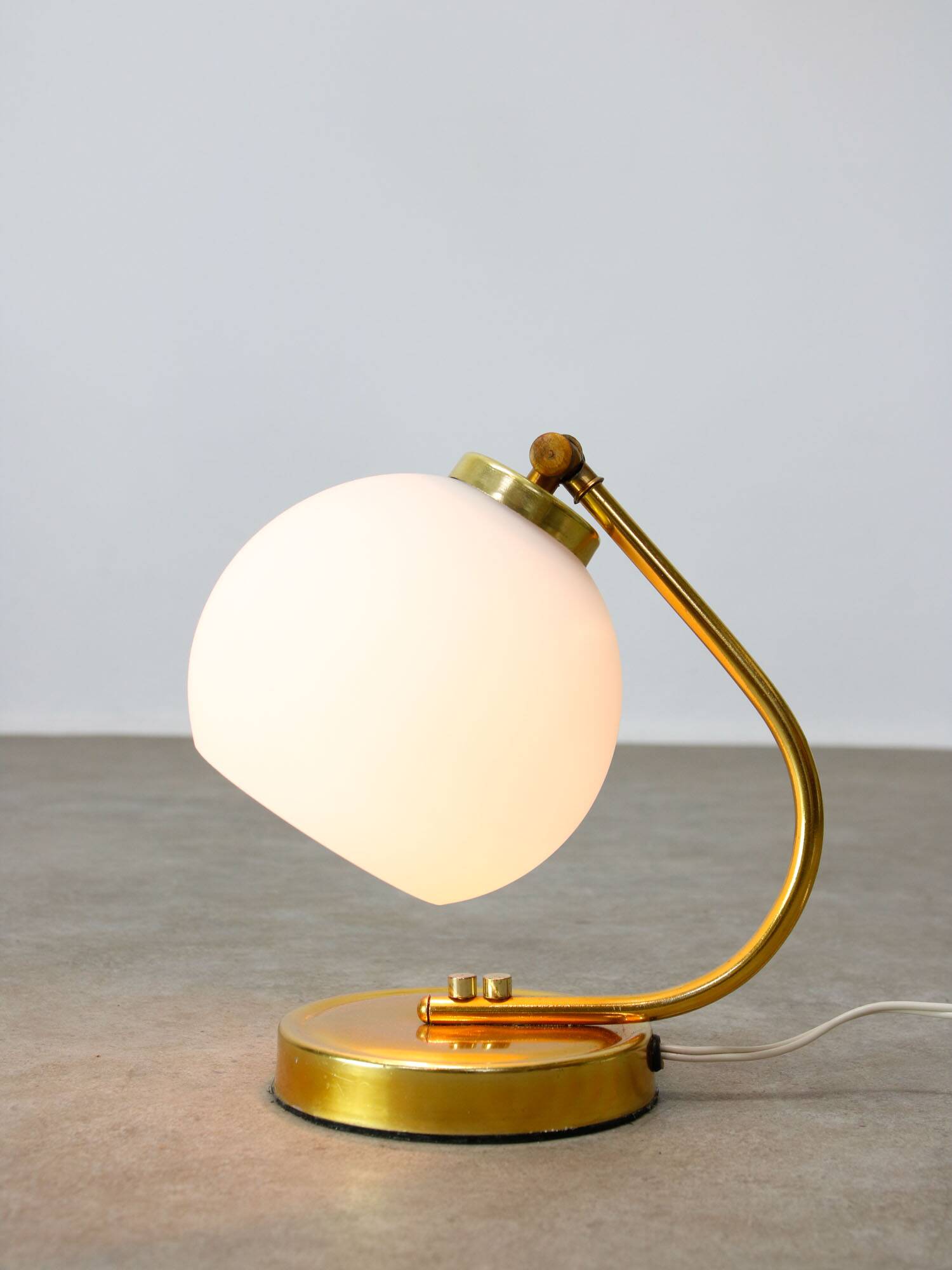 Lampe de table italienne vintage de couleur dorée